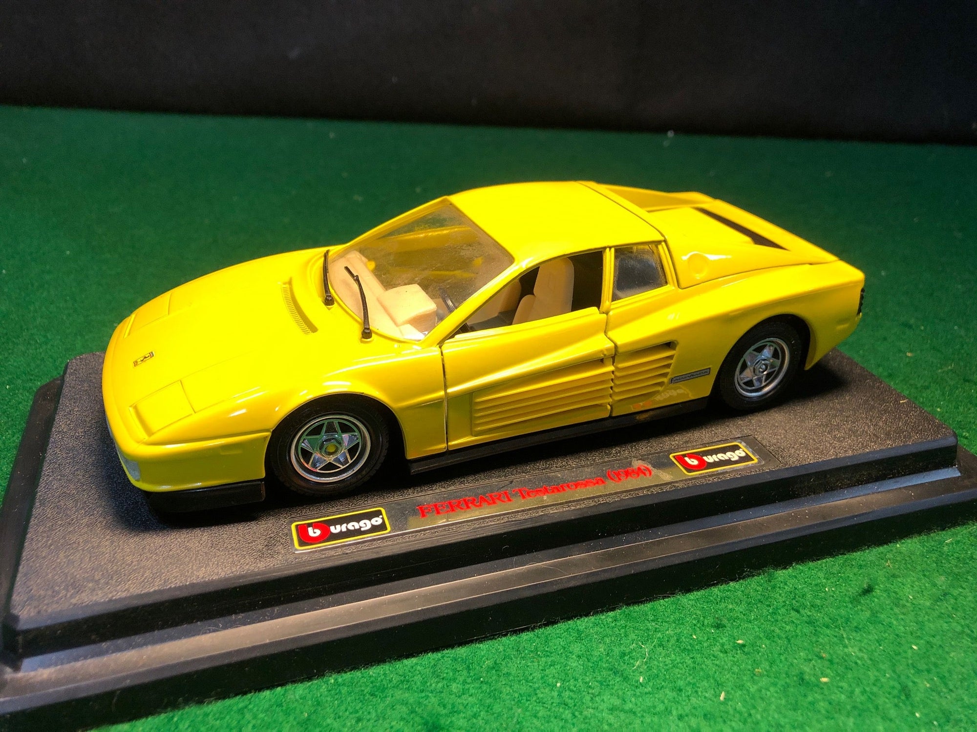 Ferrari Testarossa Yellow by BBurago 1:24 (0104)(No box)