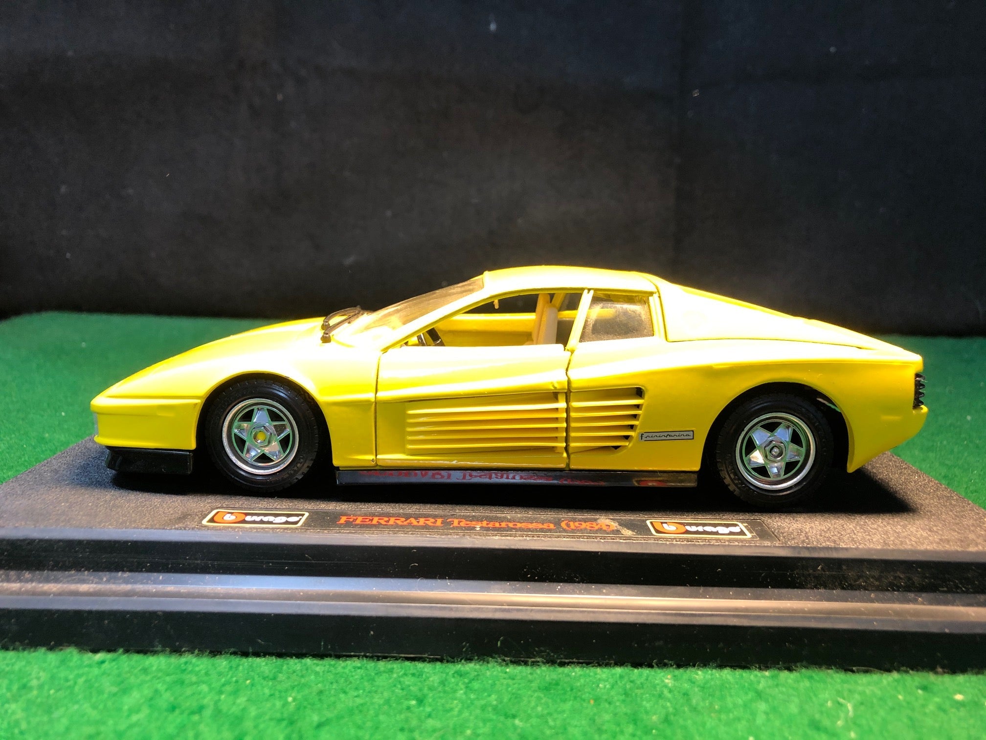 Ferrari Testarossa Yellow by BBurago 1:24 (0104)(No box)