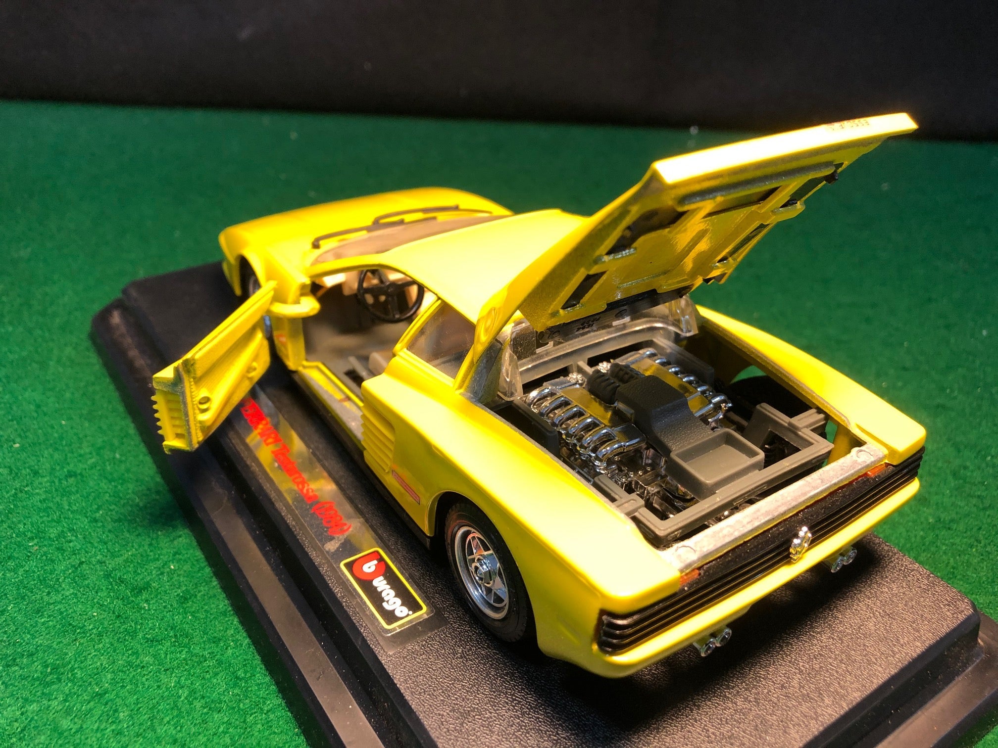 Ferrari Testarossa Yellow by BBurago 1:24 (0104)(No box)