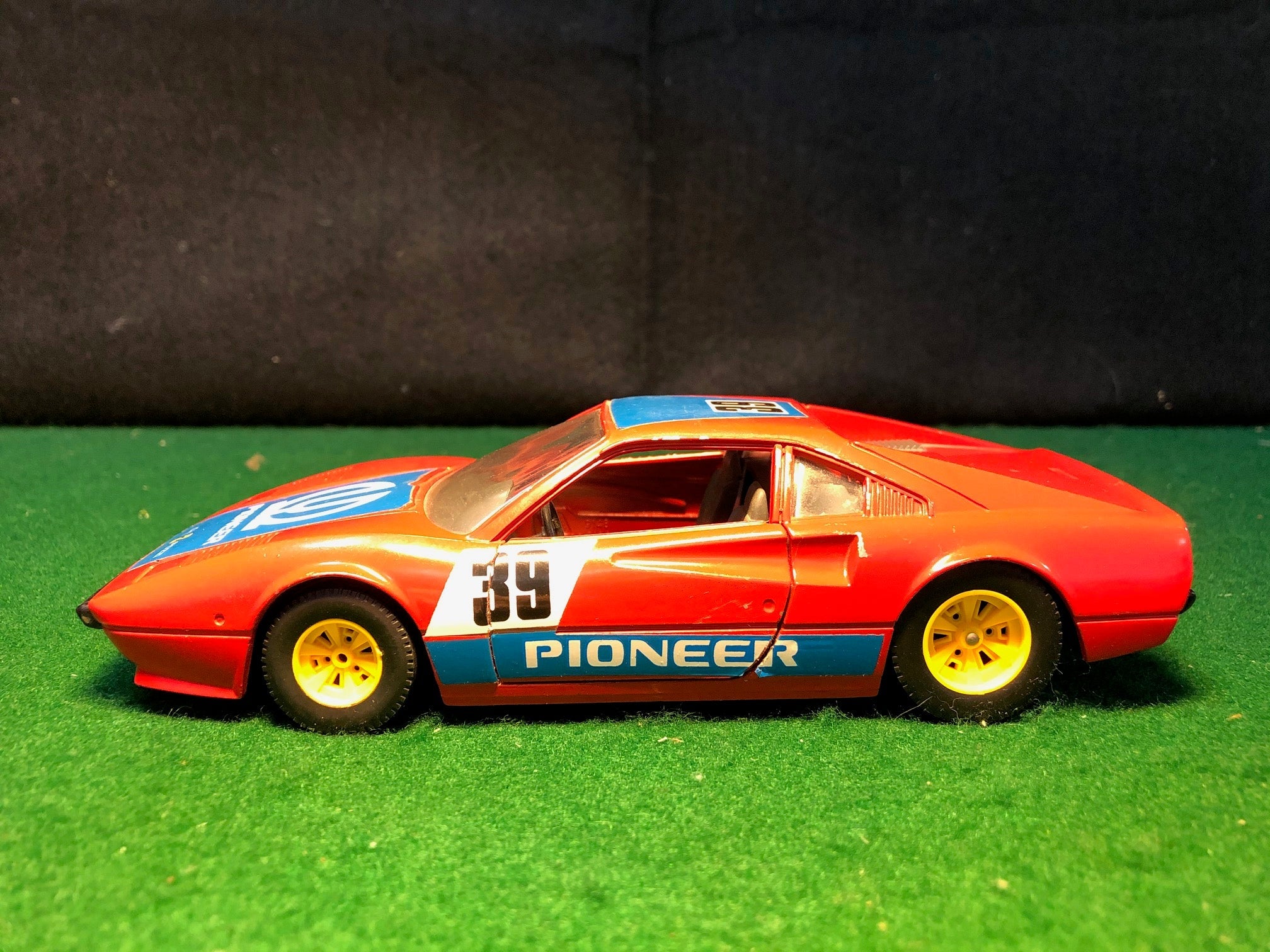 Ferrari 308 GTB Rally Pioneer by BBurago 1:24 (0148)(No box)