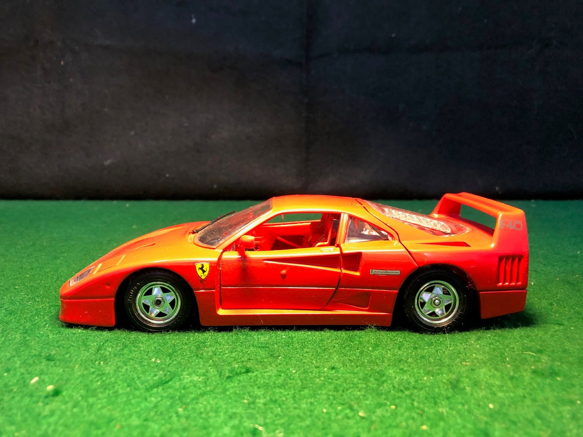 Ferrari F40 Red by BBurago 1:24 (0532)(No box)