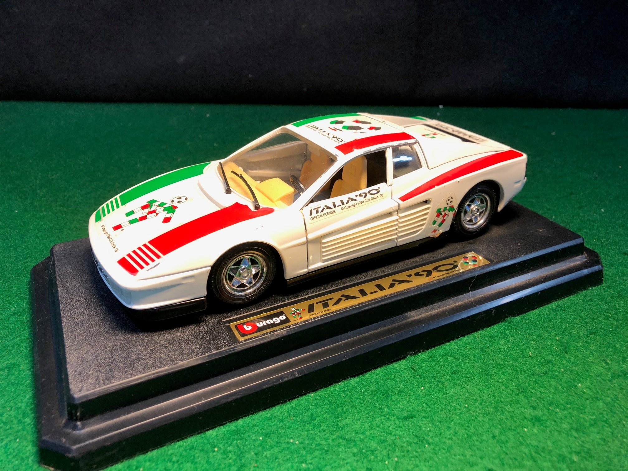 Ferrari Testarossa "Italia '90" by BBurago 1:24 (1504IT)(No box)