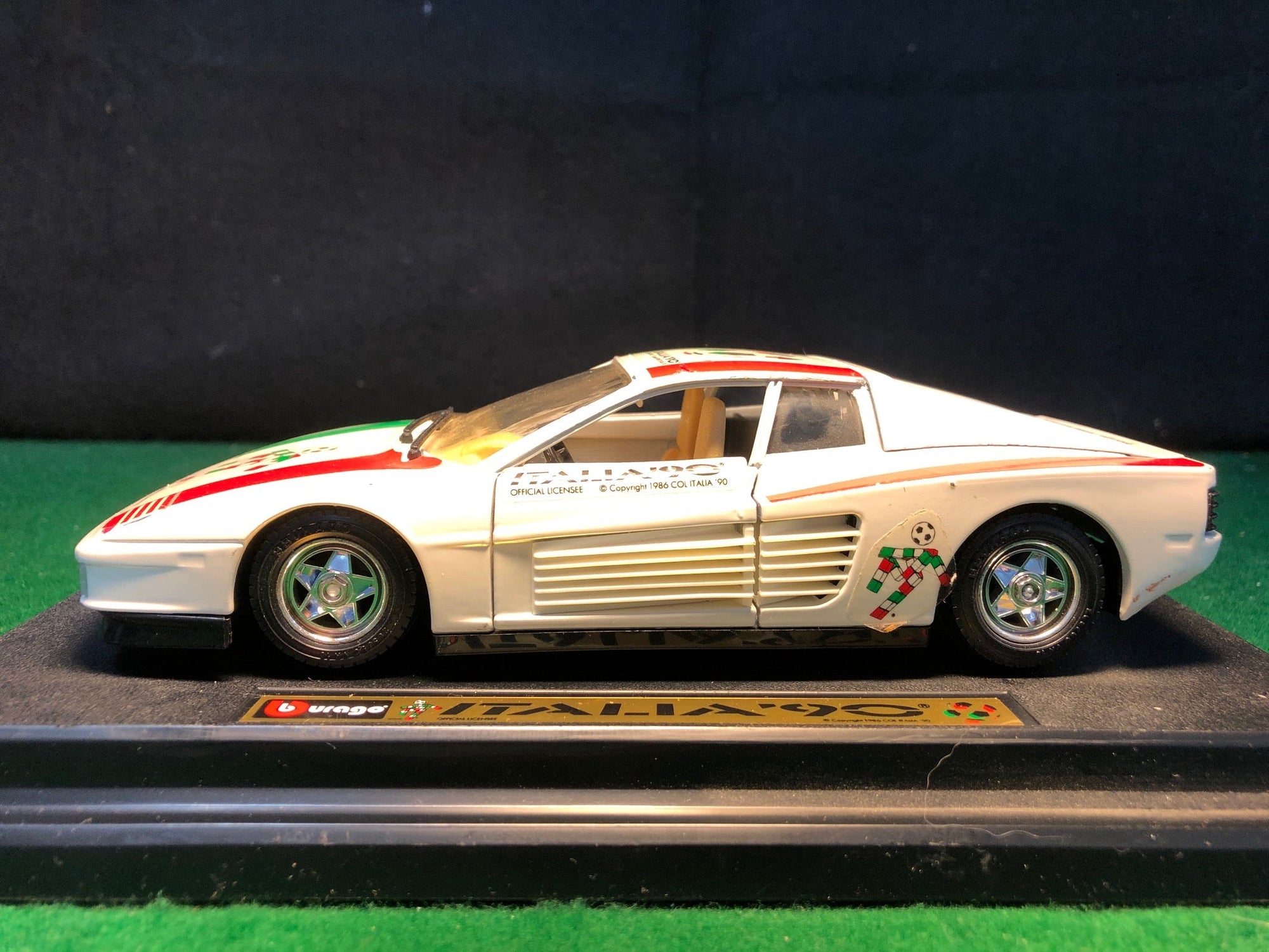 Ferrari Testarossa "Italia '90" by BBurago 1:24 (1504IT)(No box)
