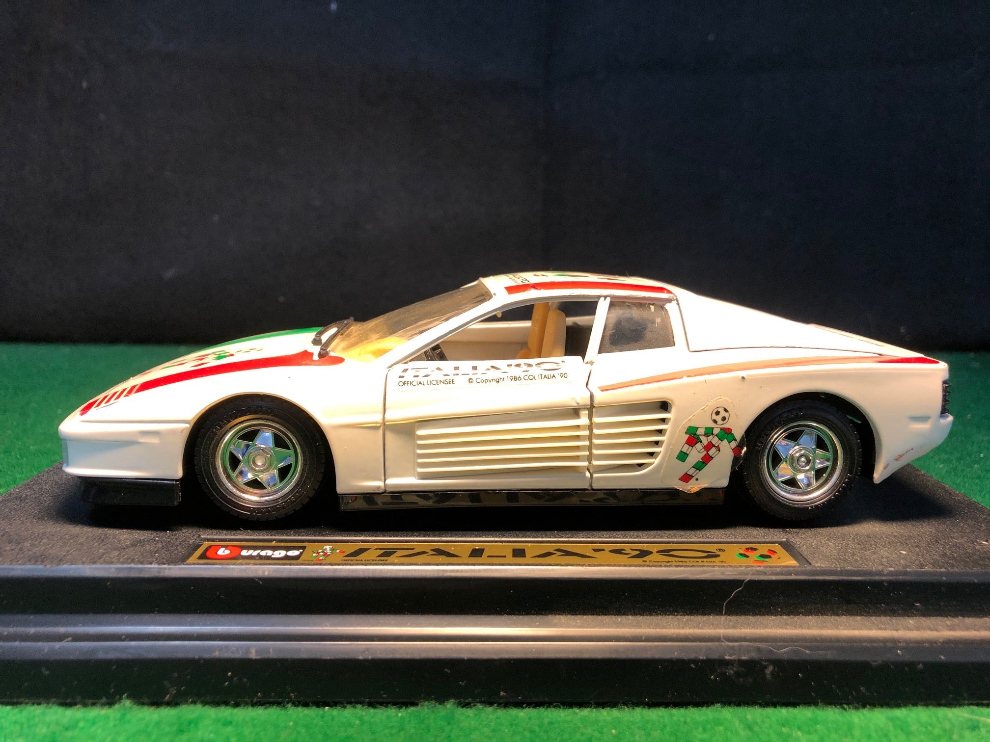 Ferrari Testarossa "Italia '90" by BBurago 1:24 (1504IT)(No box)