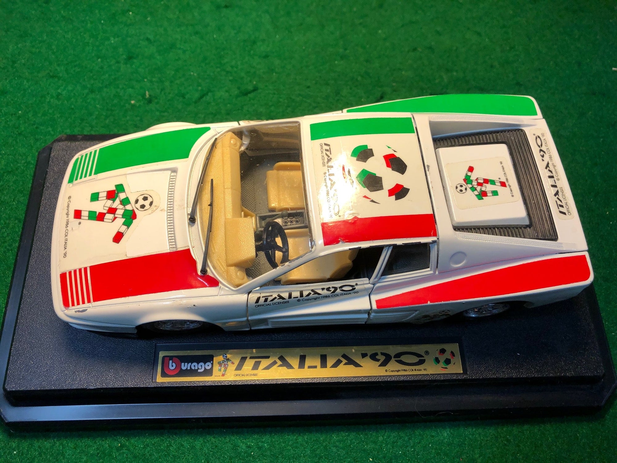 Ferrari Testarossa "Italia '90" by BBurago 1:24 (1504IT)(No box)