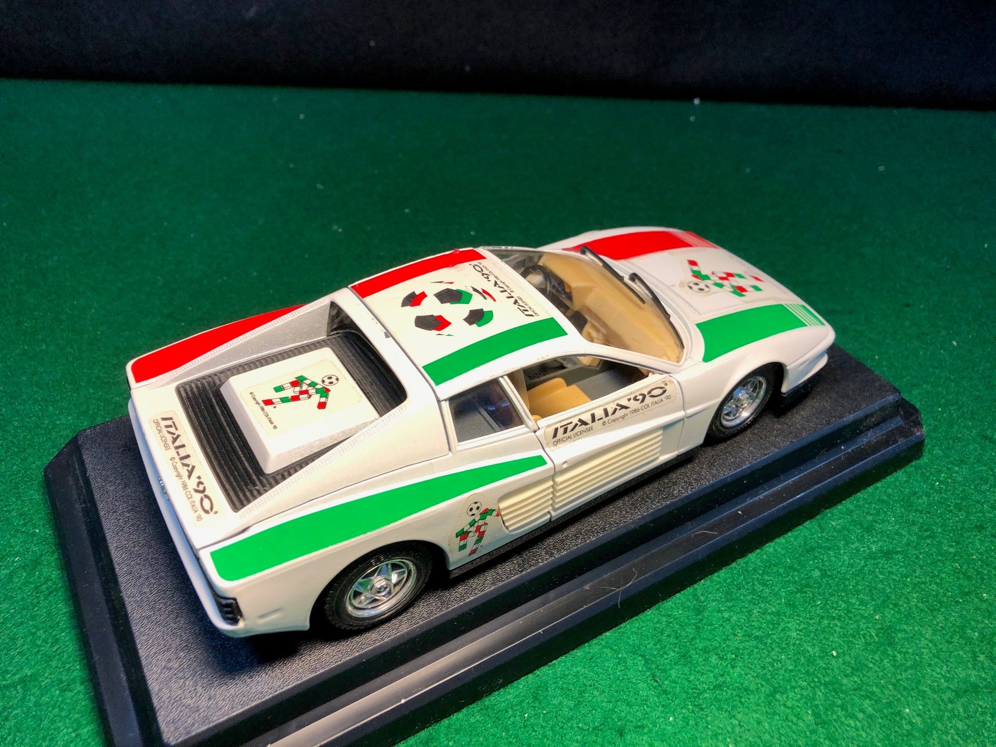 Ferrari Testarossa "Italia '90" by BBurago 1:24 (1504IT)(No box)