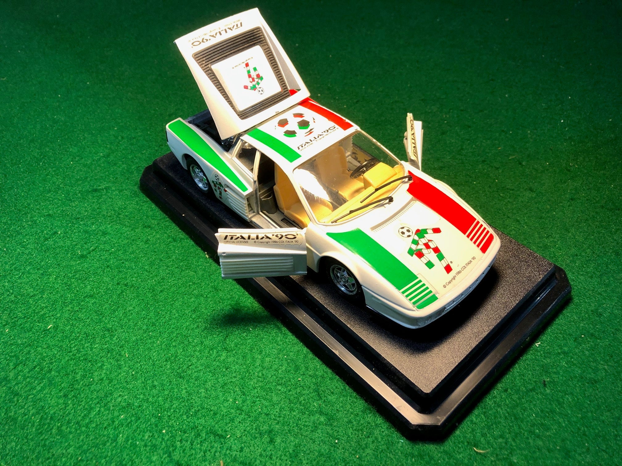 Ferrari Testarossa "Italia '90" by BBurago 1:24 (1504IT)(No box)