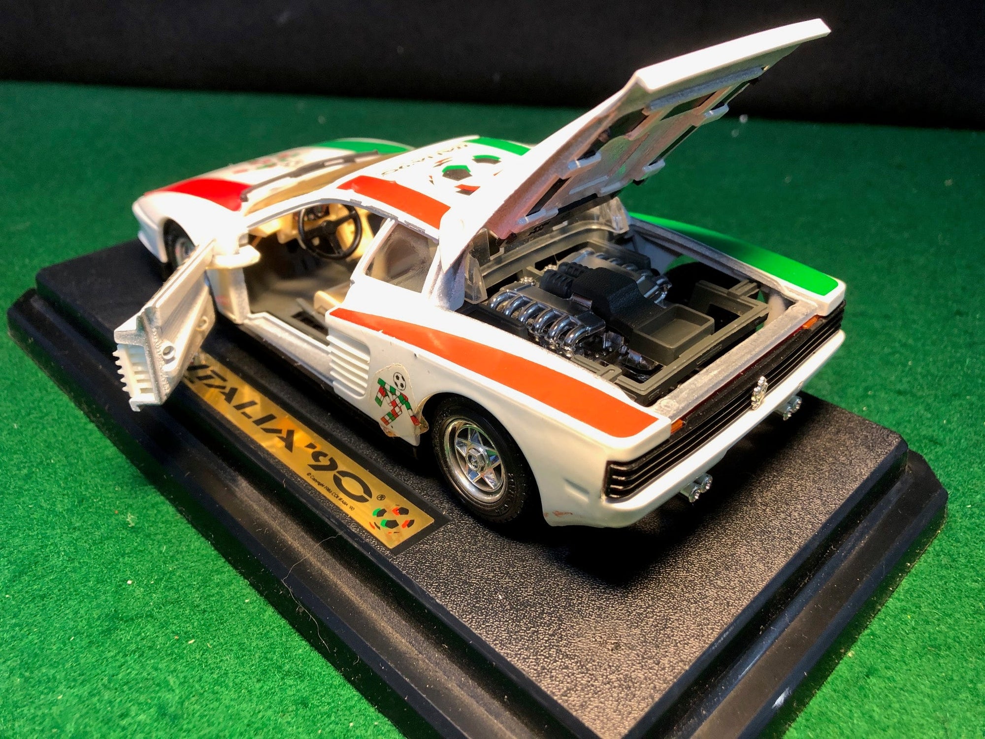 Ferrari Testarossa "Italia '90" by BBurago 1:24 (1504IT)(No box)