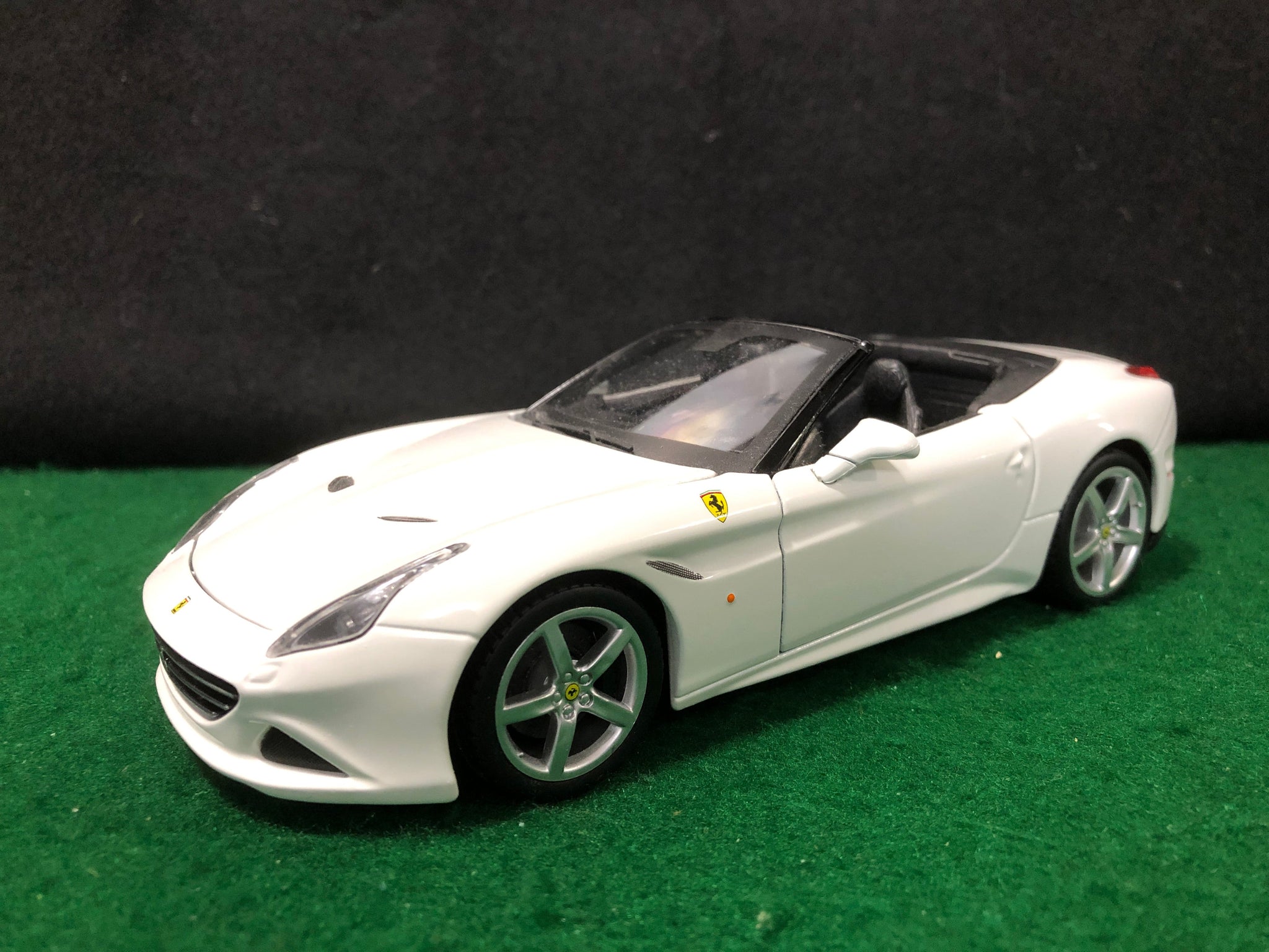 Ferrari California T White Open by BBurago 1:24 (26011)(No box)