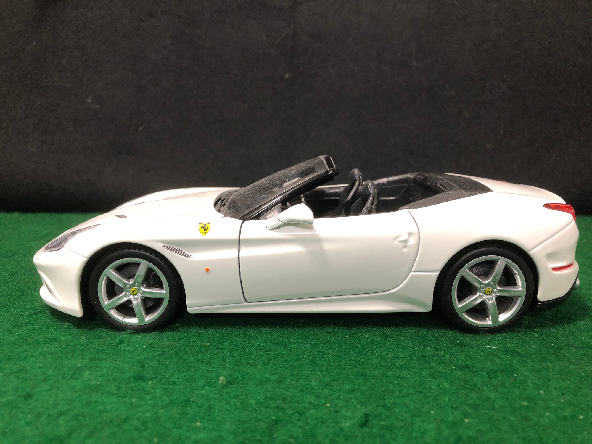 Ferrari California T White Open by BBurago 1:24 (26011)(No box)