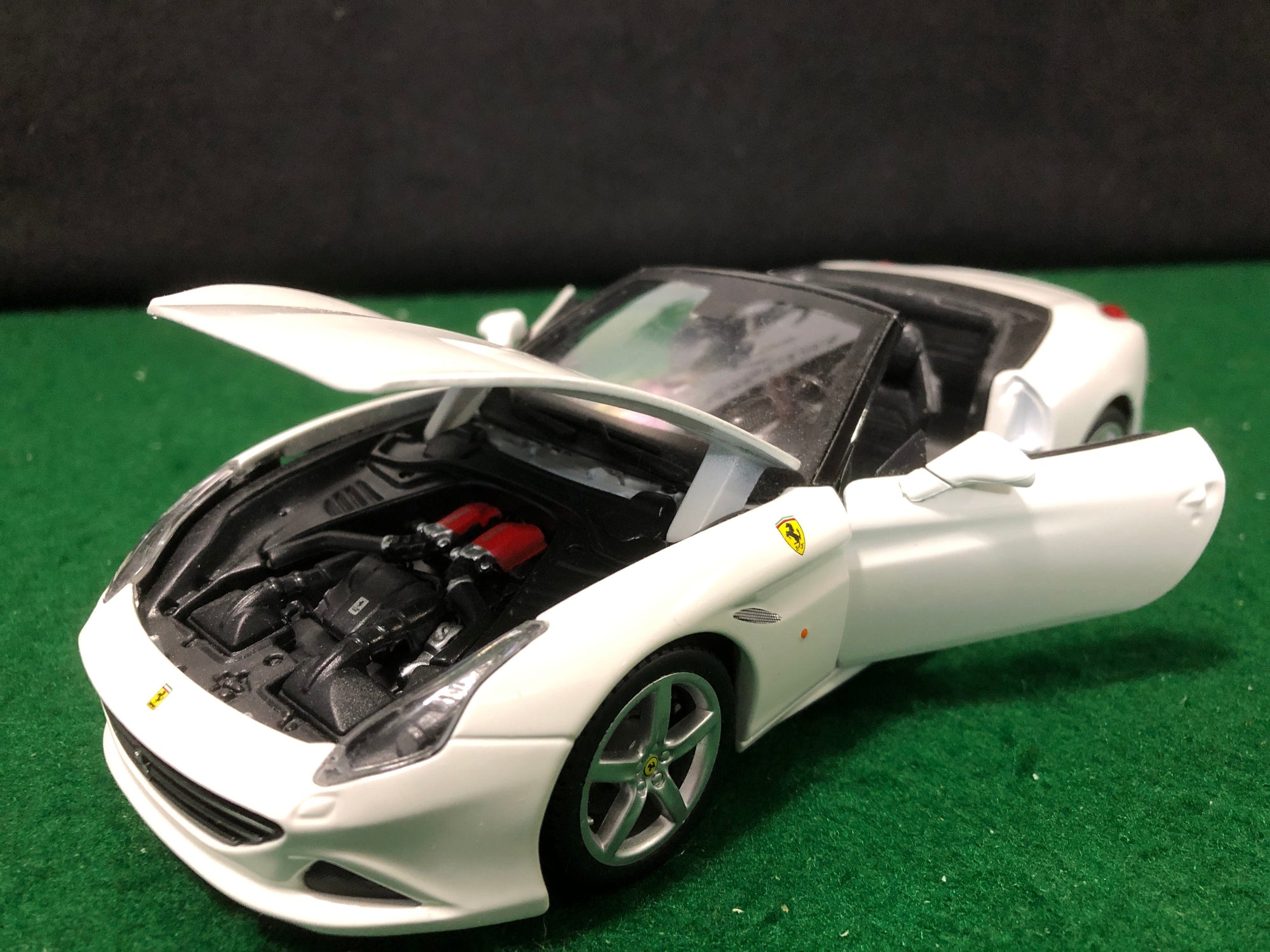 Ferrari California T White Open by BBurago 1:24 (26011)(No box)