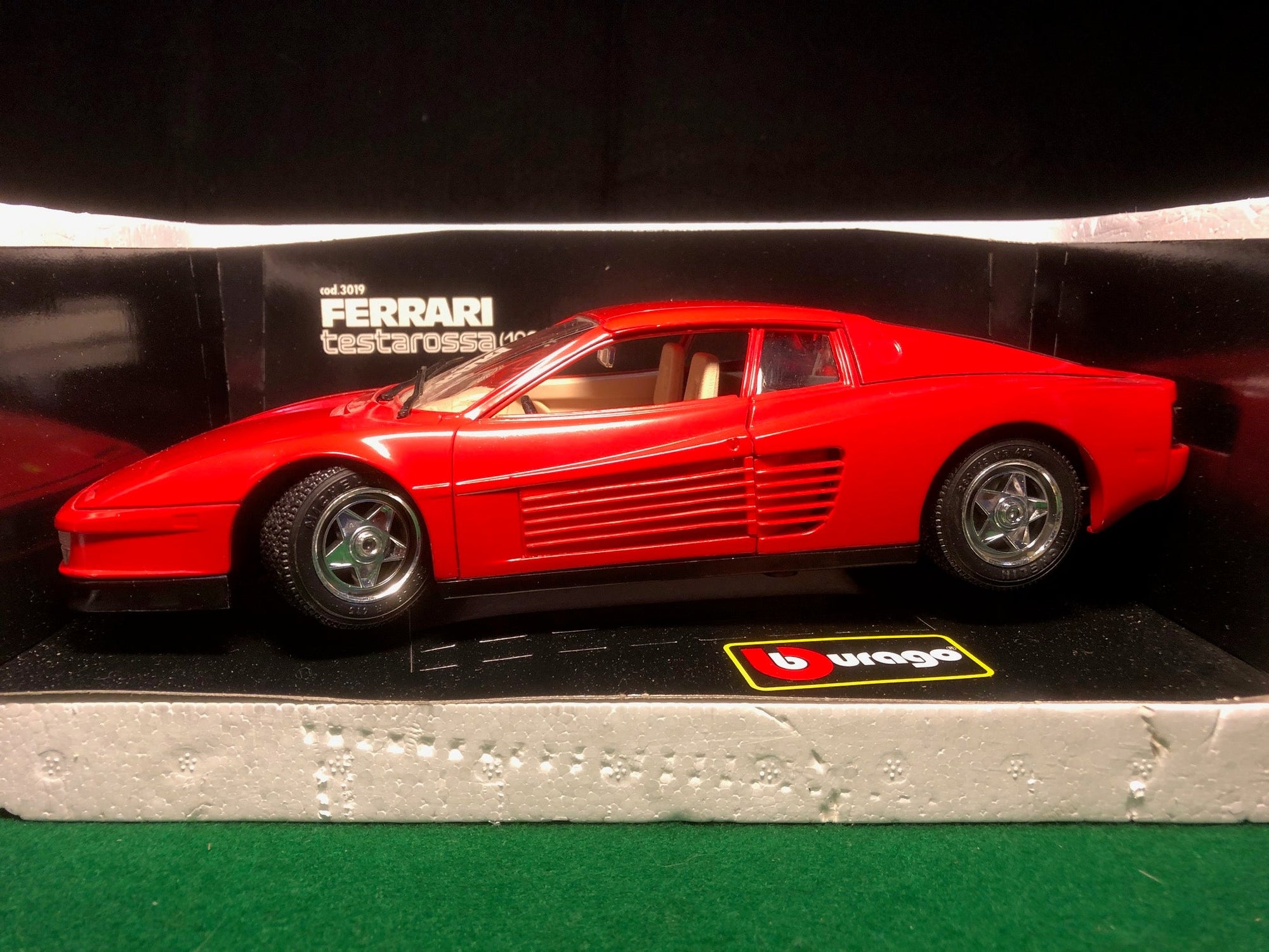 Ferrari Testarossa Red by BBurago 1:18 (3019)
