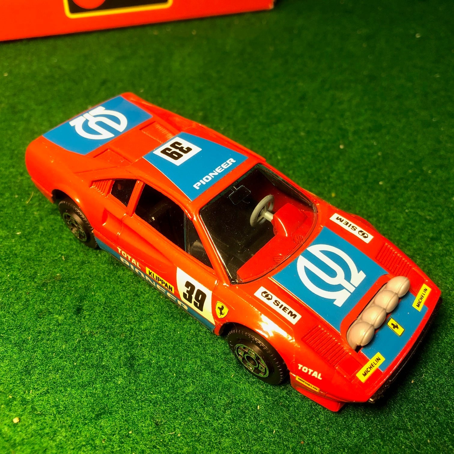 Ferrari 308 GTB Rally N 39 Pioneer by BBurago 1:43 (4148)