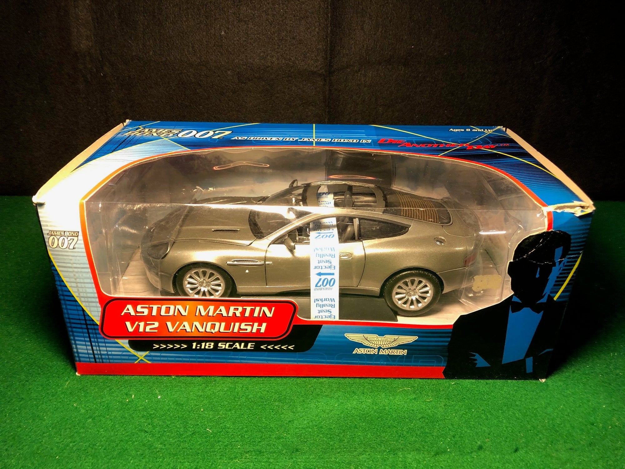 Aston Martin V12 Vanquish James Bond 007, 1:18