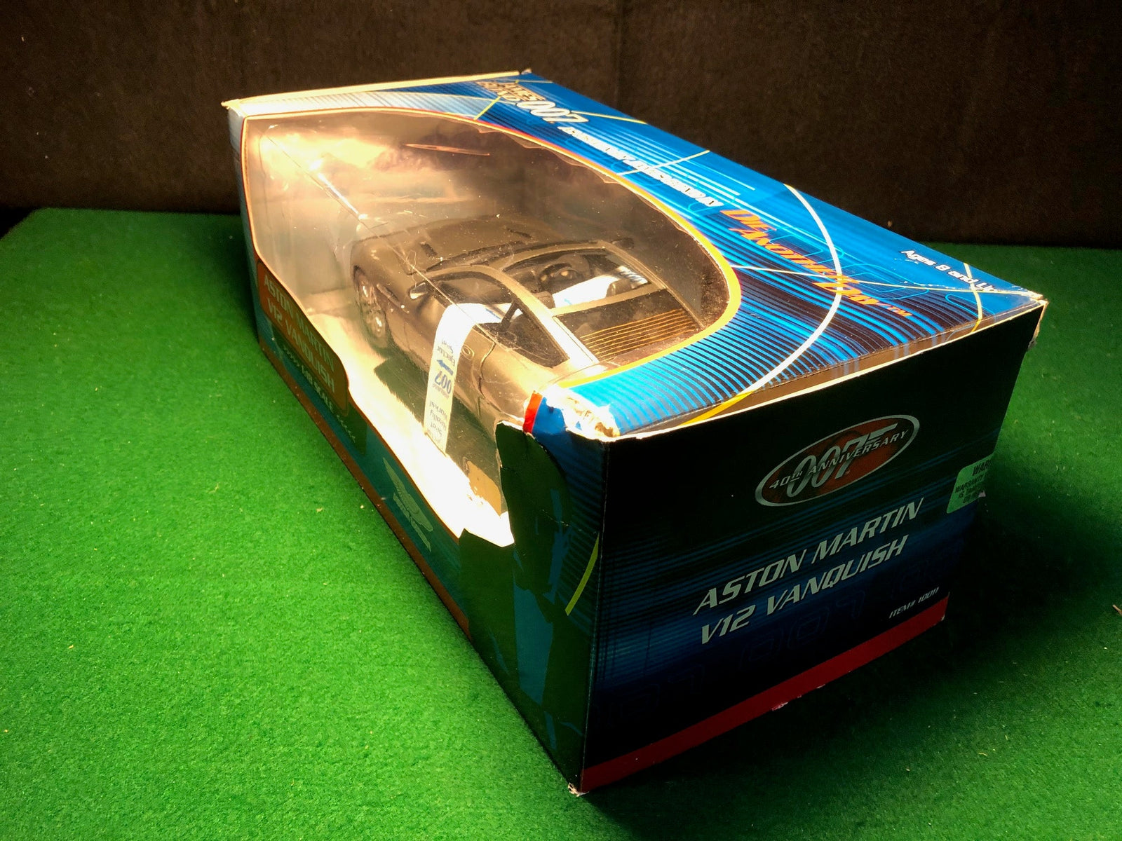 Aston Martin V12 Vanquish James Bond 007, 1:18