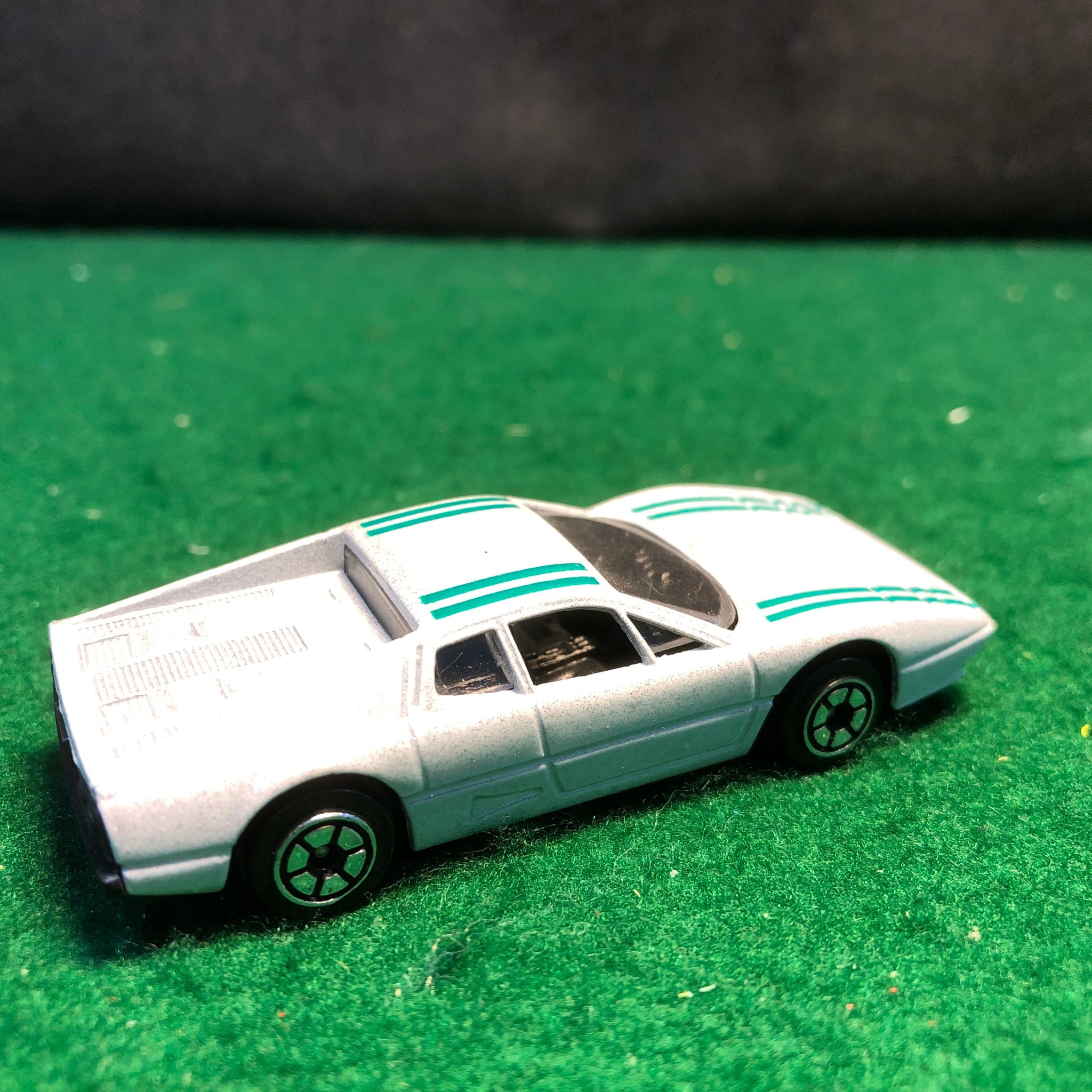 Ferrari 512 BB Pearl White & Green Stripes 1:64 (No box)