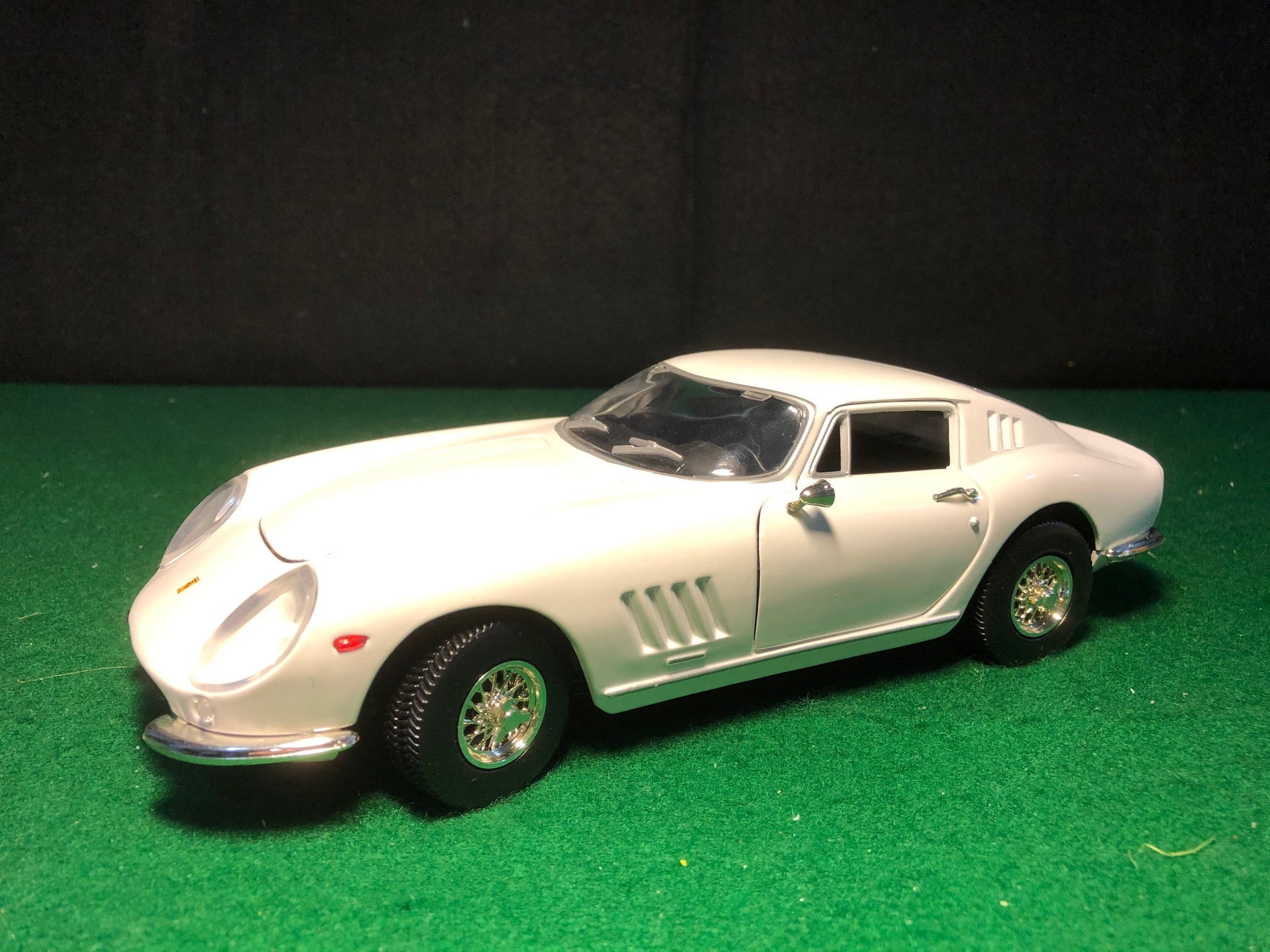 Ferrari 275 GTB/4 White by Ertl 1:18 (7476)(No box)