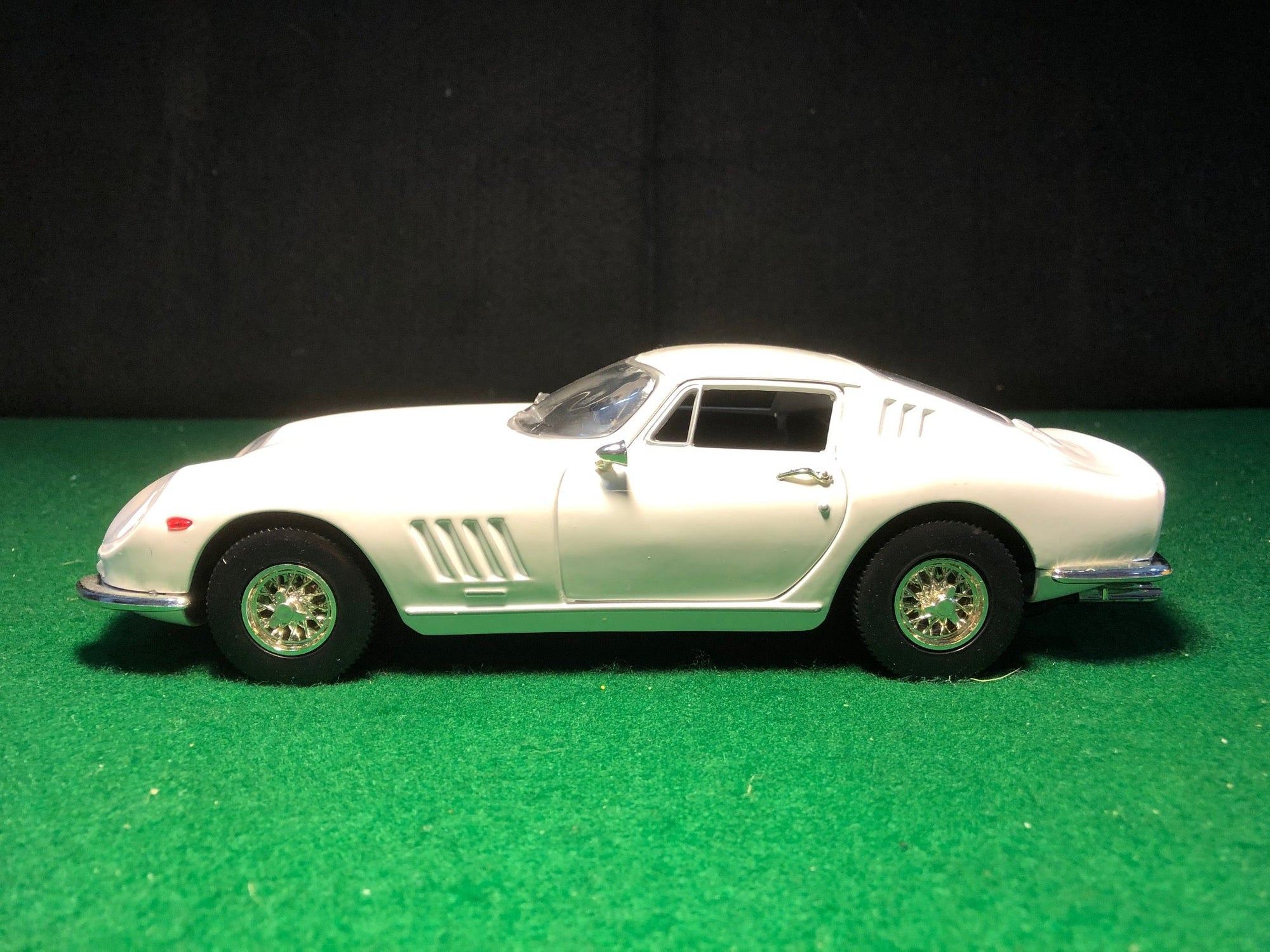 Ferrari 275 GTB/4 White by Ertl 1:18 (7476)(No box)