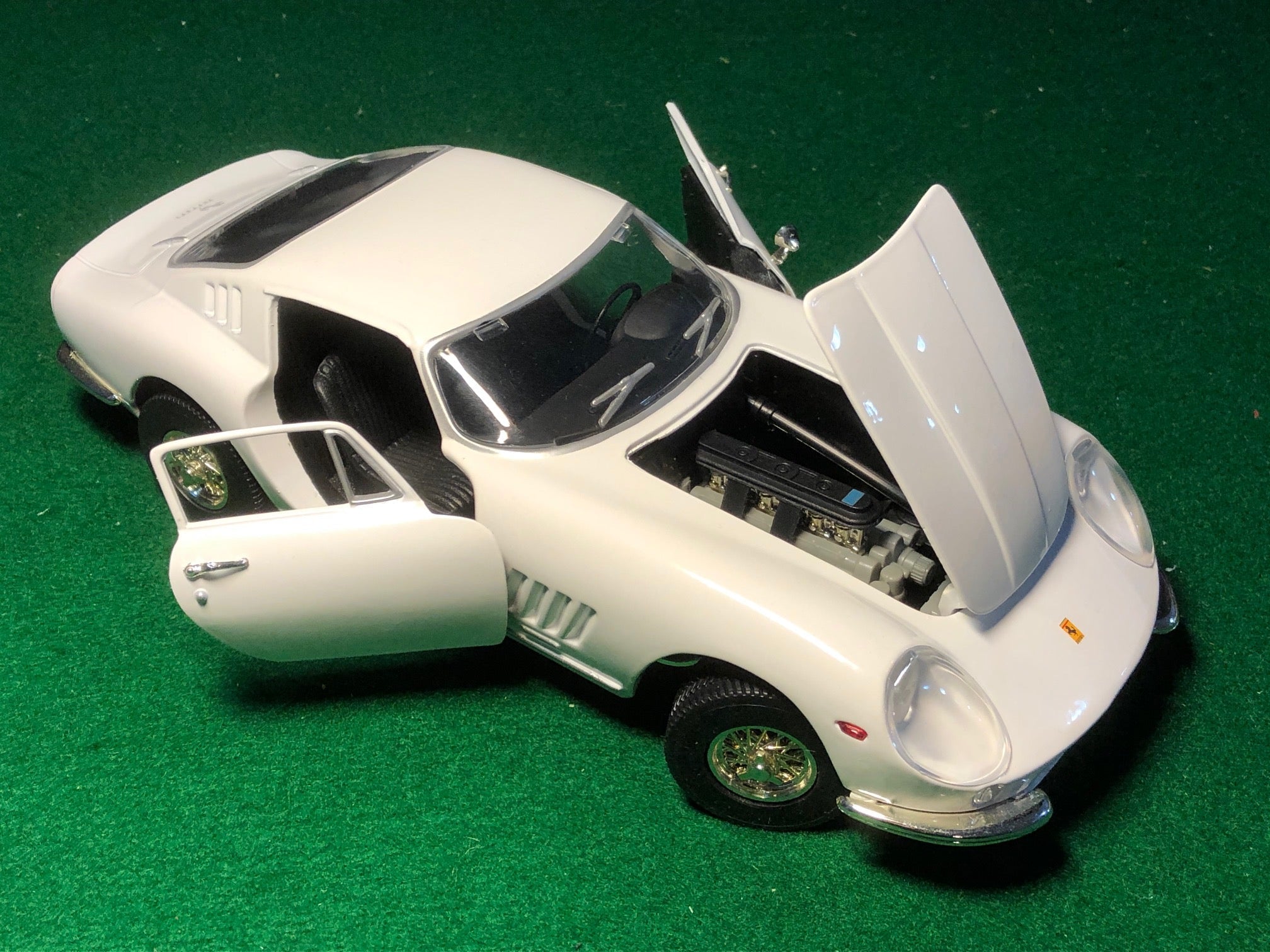 Ferrari 275 GTB/4 White by Ertl 1:18 (7476)(No box)