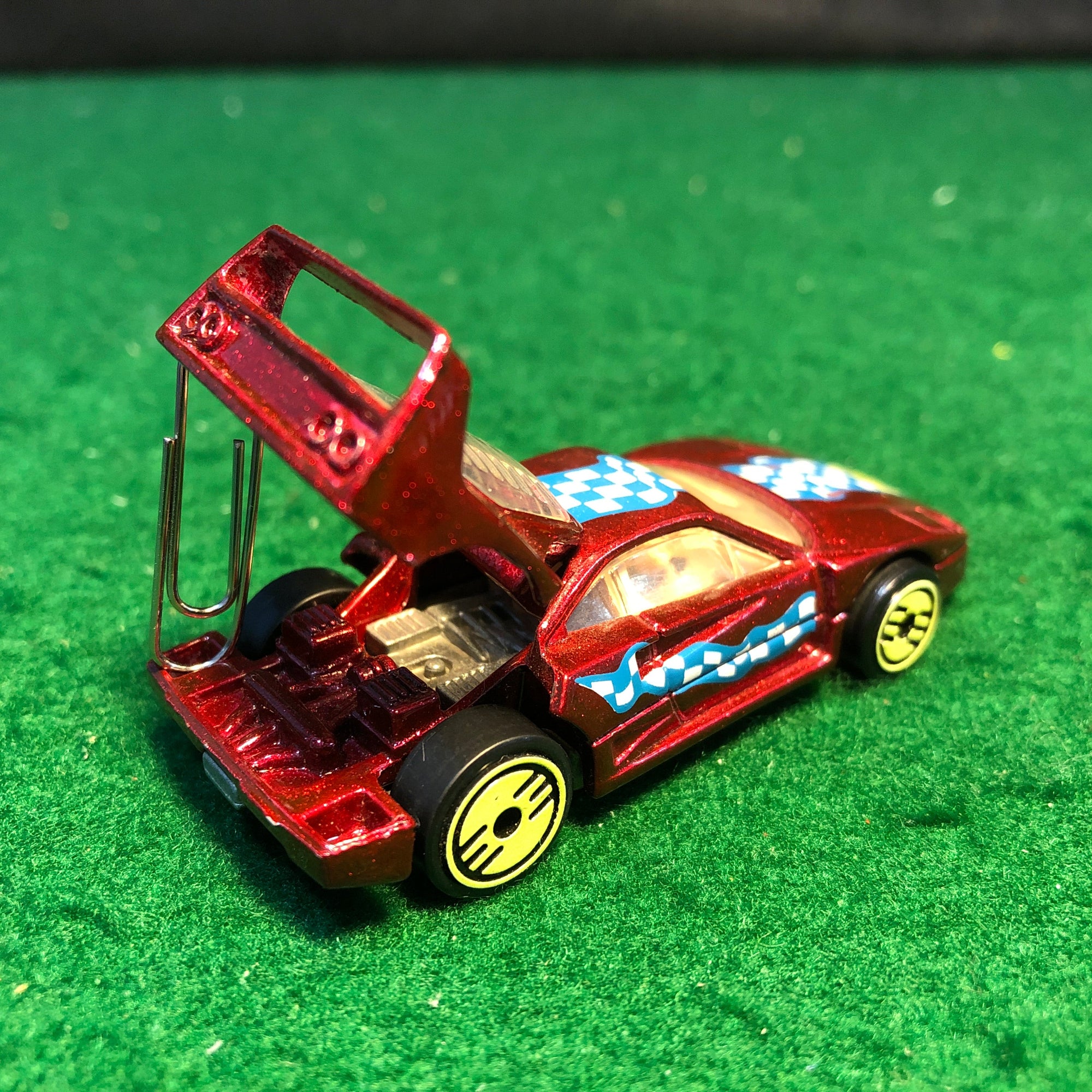 Ferrari F40 Candy Red by HotWheels 1:64 (LimeUH)(1468)(No box)