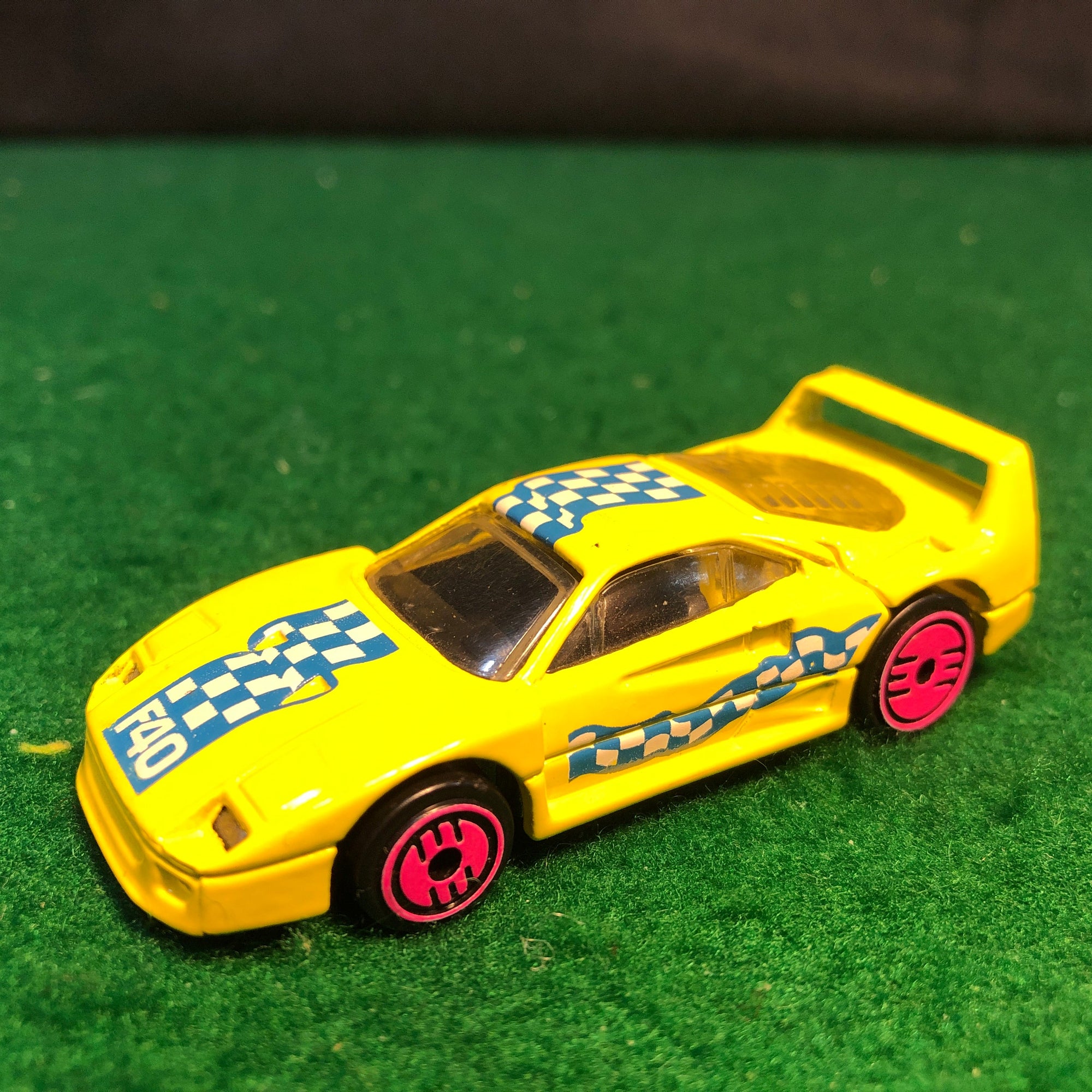 Ferrari F40 Yellow by HotWheels 1:64 (PinkUH)(1468)(No box)