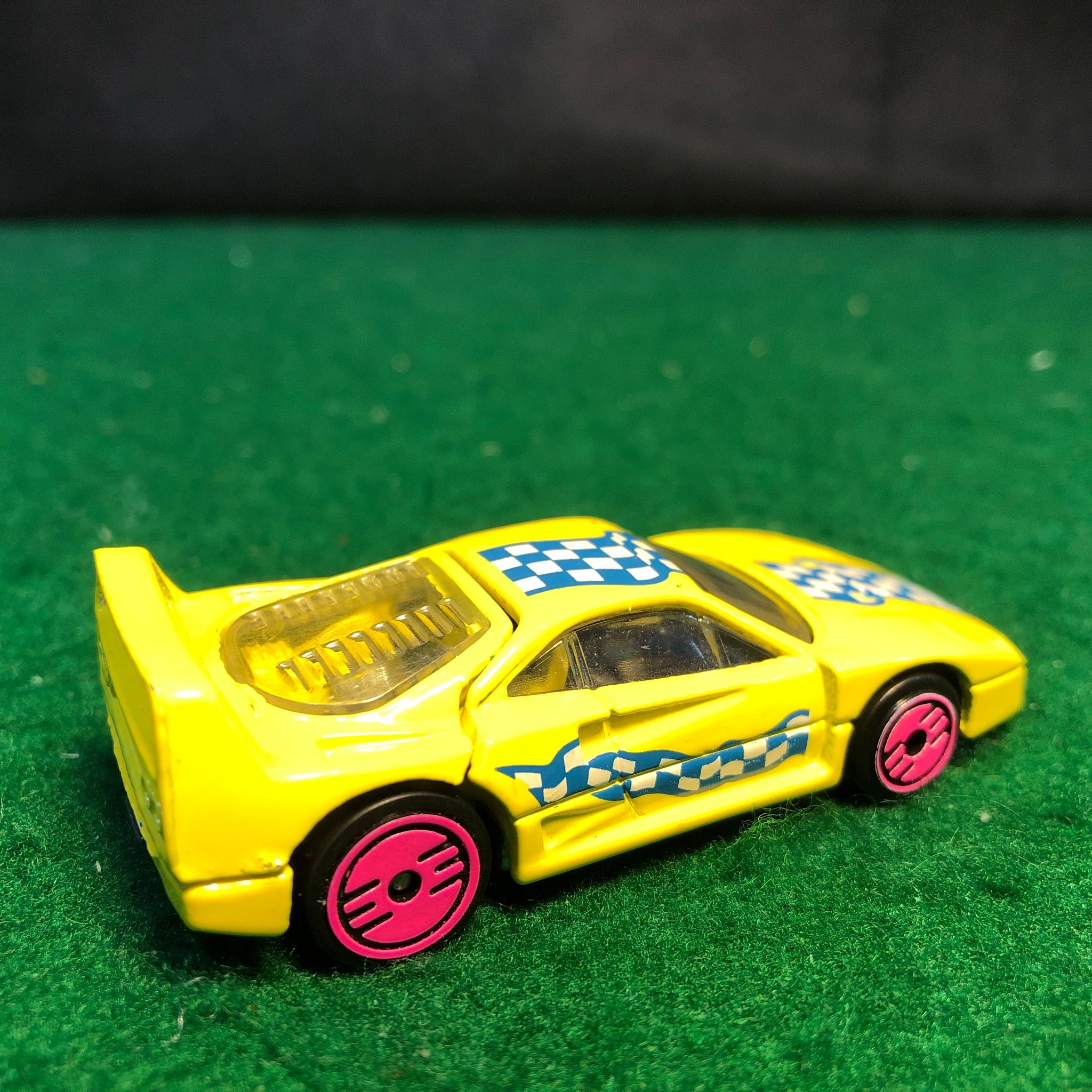 Ferrari F40 Yellow by HotWheels 1:64 (PinkUH)(1468)(No box)