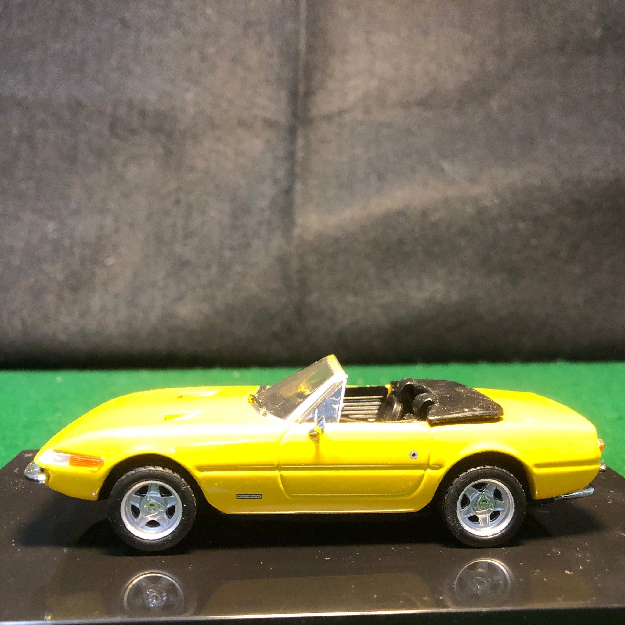 Ferrari 365 GTS/4 Daytona Yellow by HotWheels 1:43 (25719)