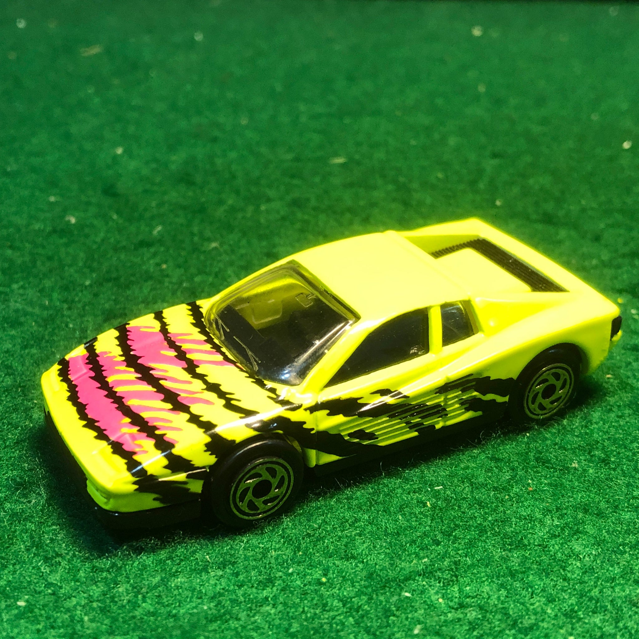 Ferrari Testarossa Fluorescent Yellow by Matchbox 1:59 (MB75)(No box)