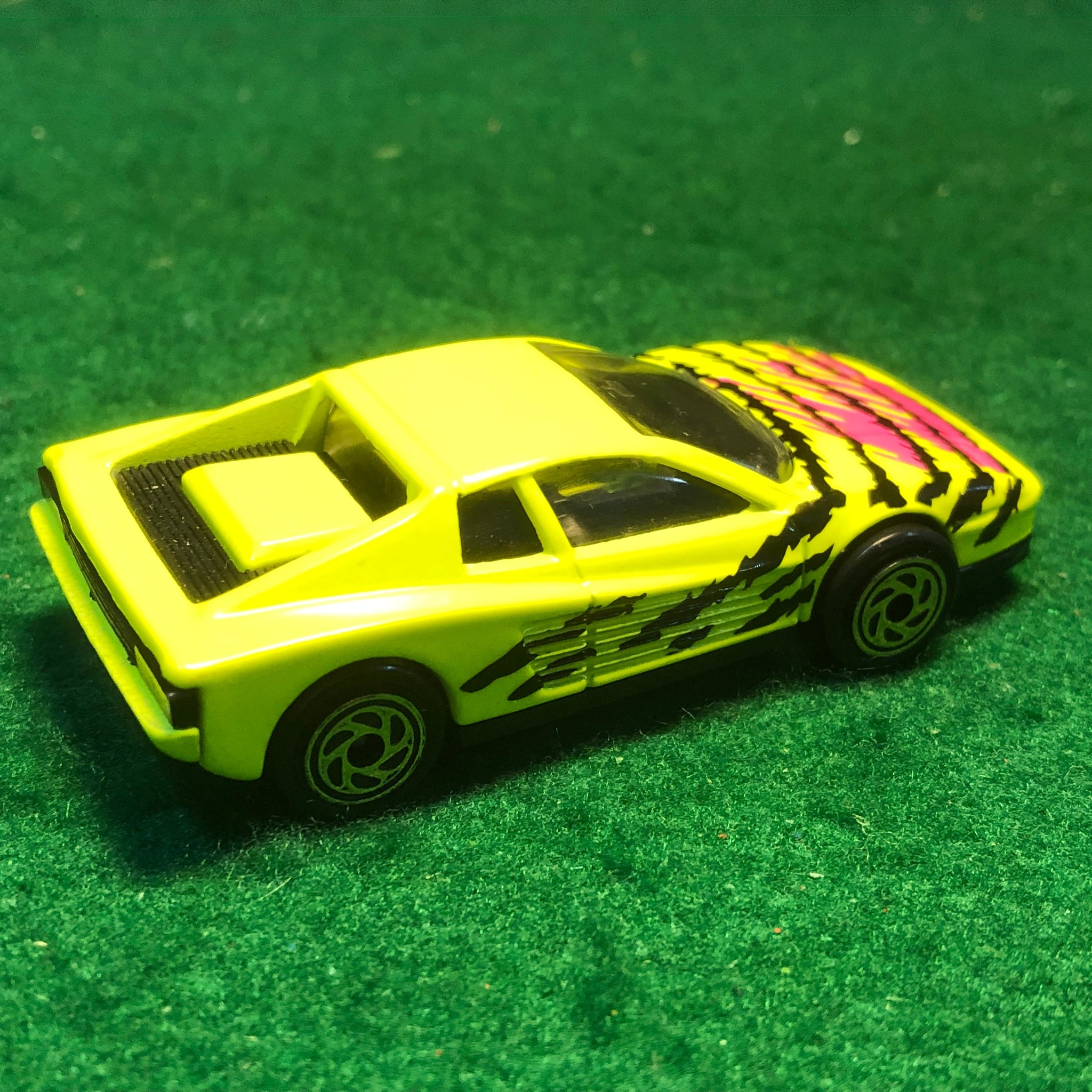 Ferrari Testarossa Fluorescent Yellow by Matchbox 1:59 (MB75)(No box)
