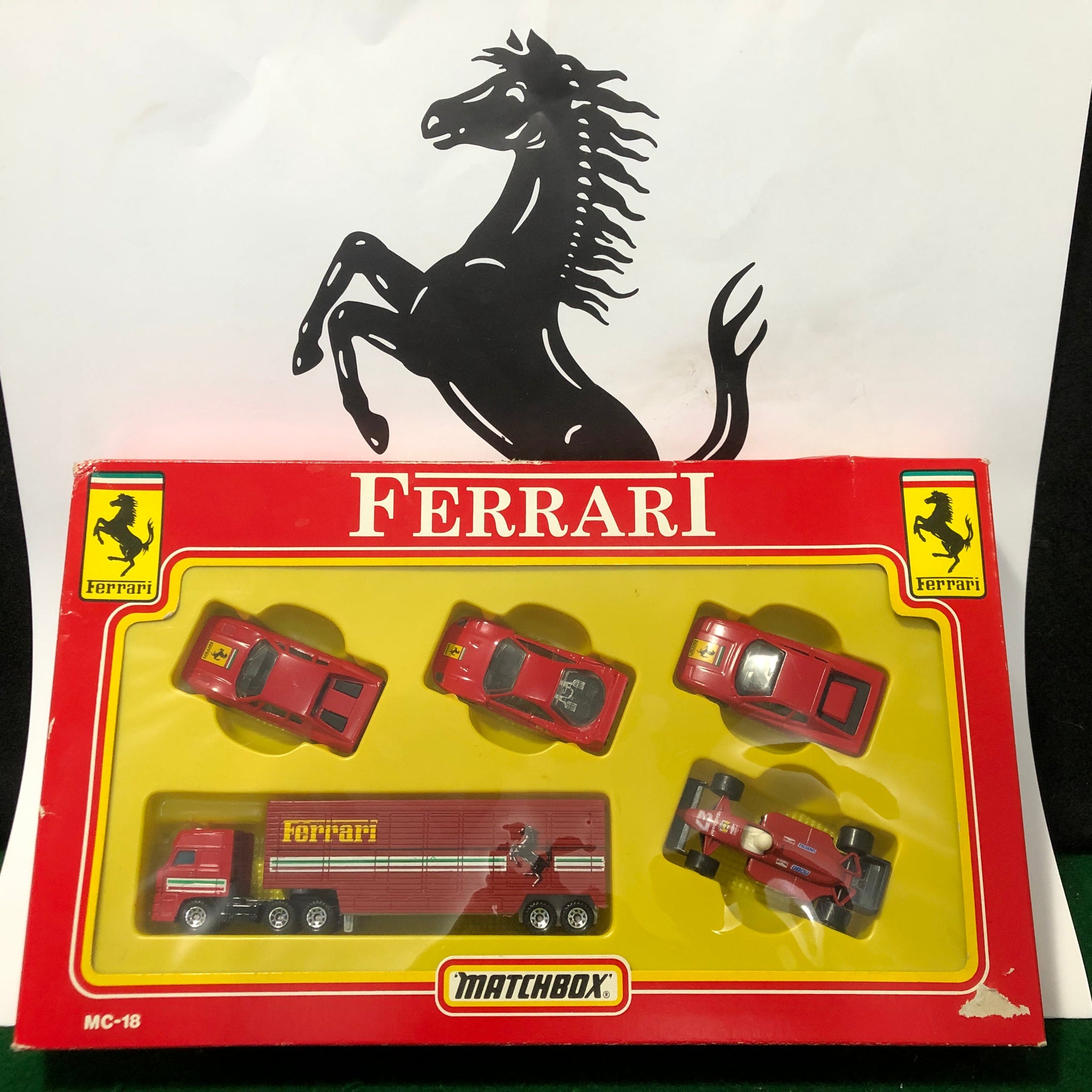 Ferrari 308 GTB F40 Testarossa F1 Car + Transporter Gift Set by Matchbox 1:64 (MC-18)