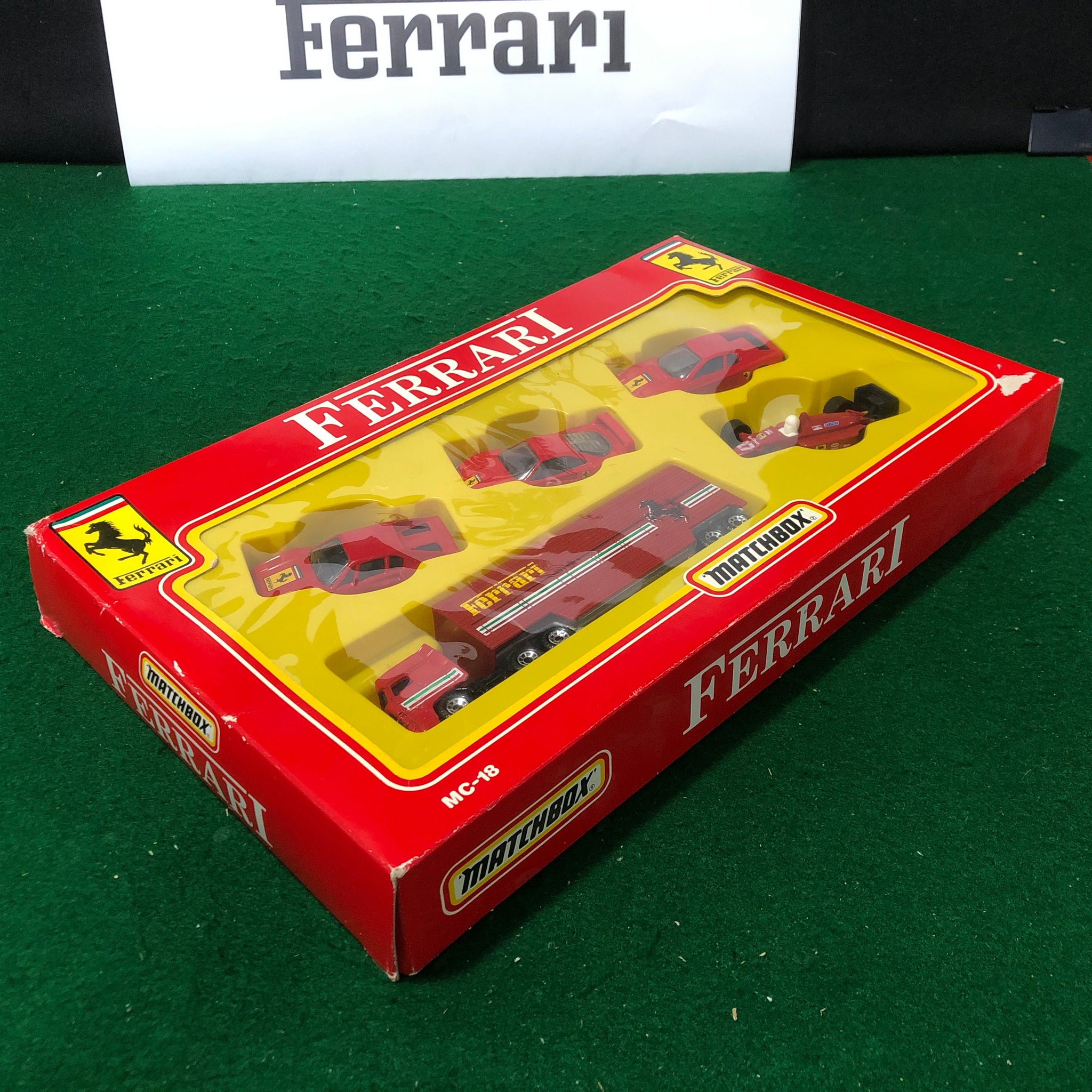 Ferrari 308 GTB F40 Testarossa F1 Car + Transporter Gift Set by Matchbox 1:64 (MC-18)