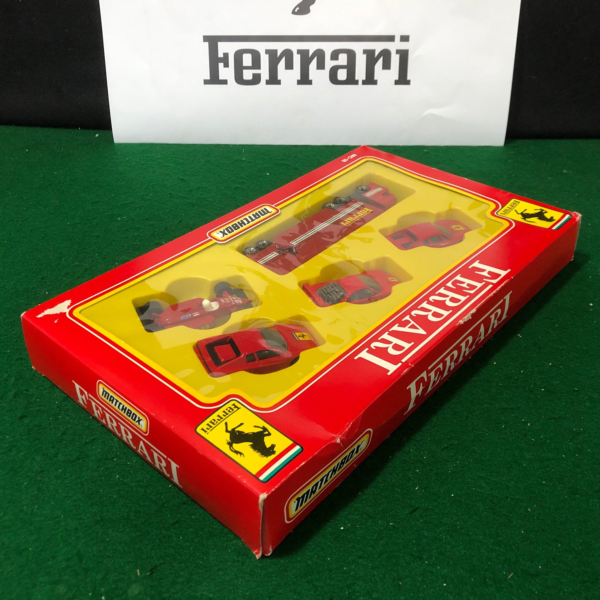 Ferrari 308 GTB F40 Testarossa F1 Car + Transporter Gift Set by Matchbox 1:64 (MC-18)