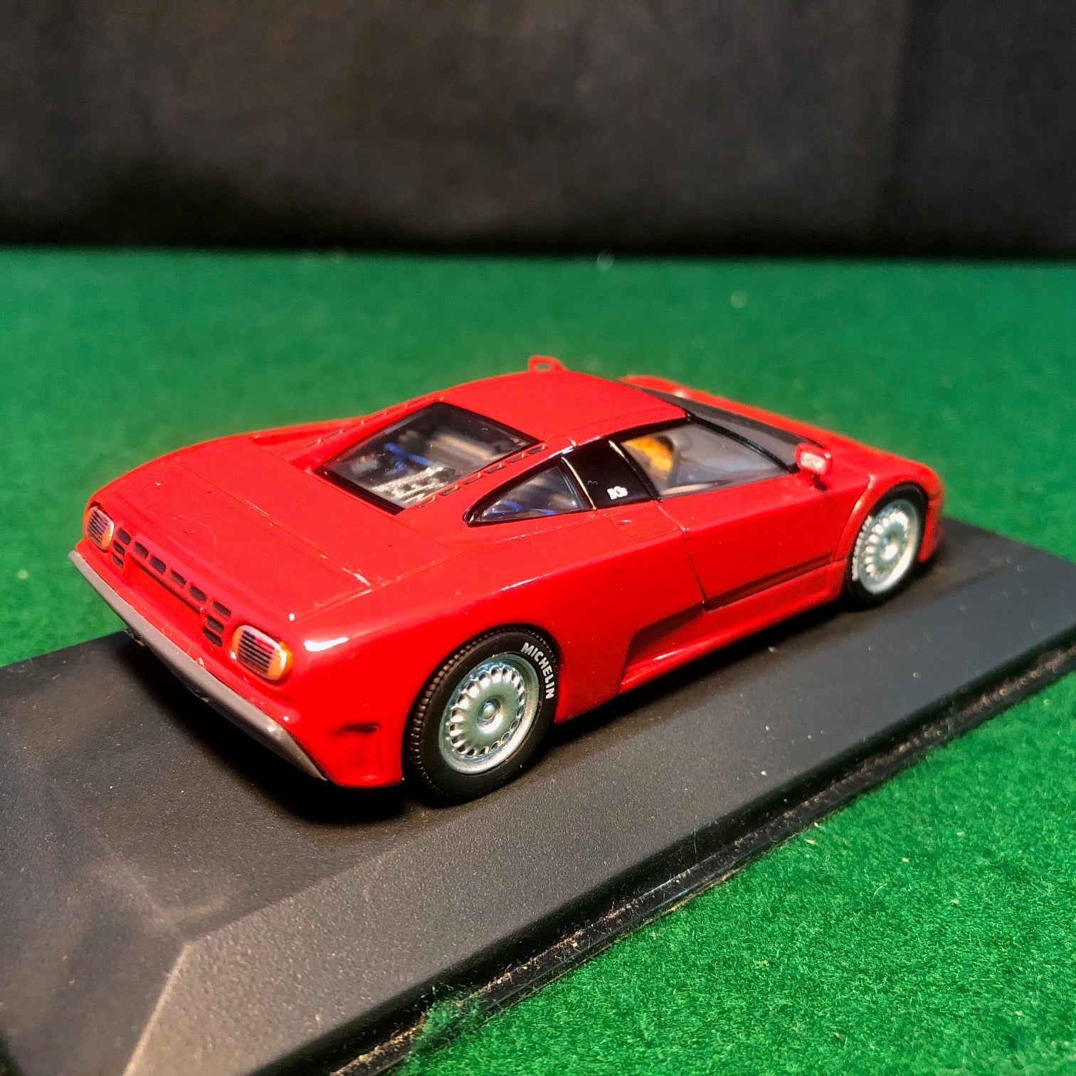 Bugatti EB 110 Red by Minichamps 1:43 (102112)