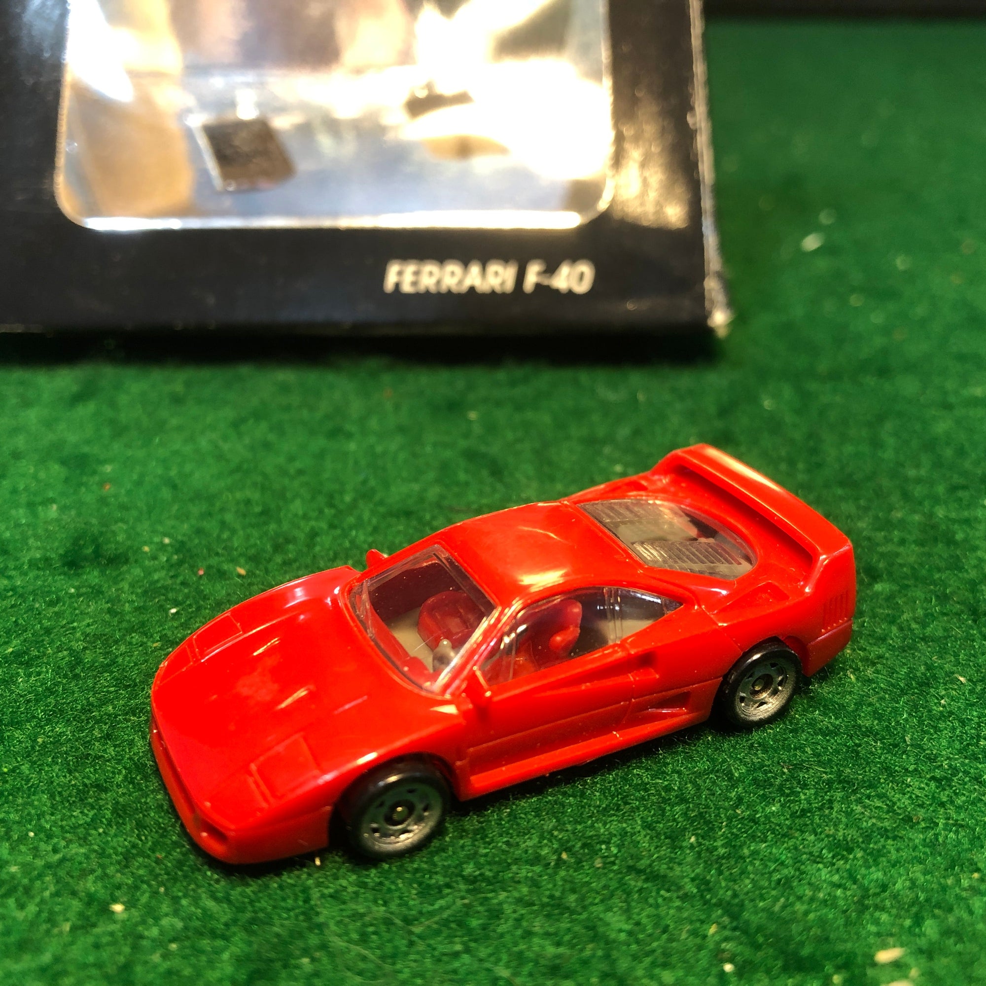 Ferrari F40 Red by Monogram 1:87 HO (2015)