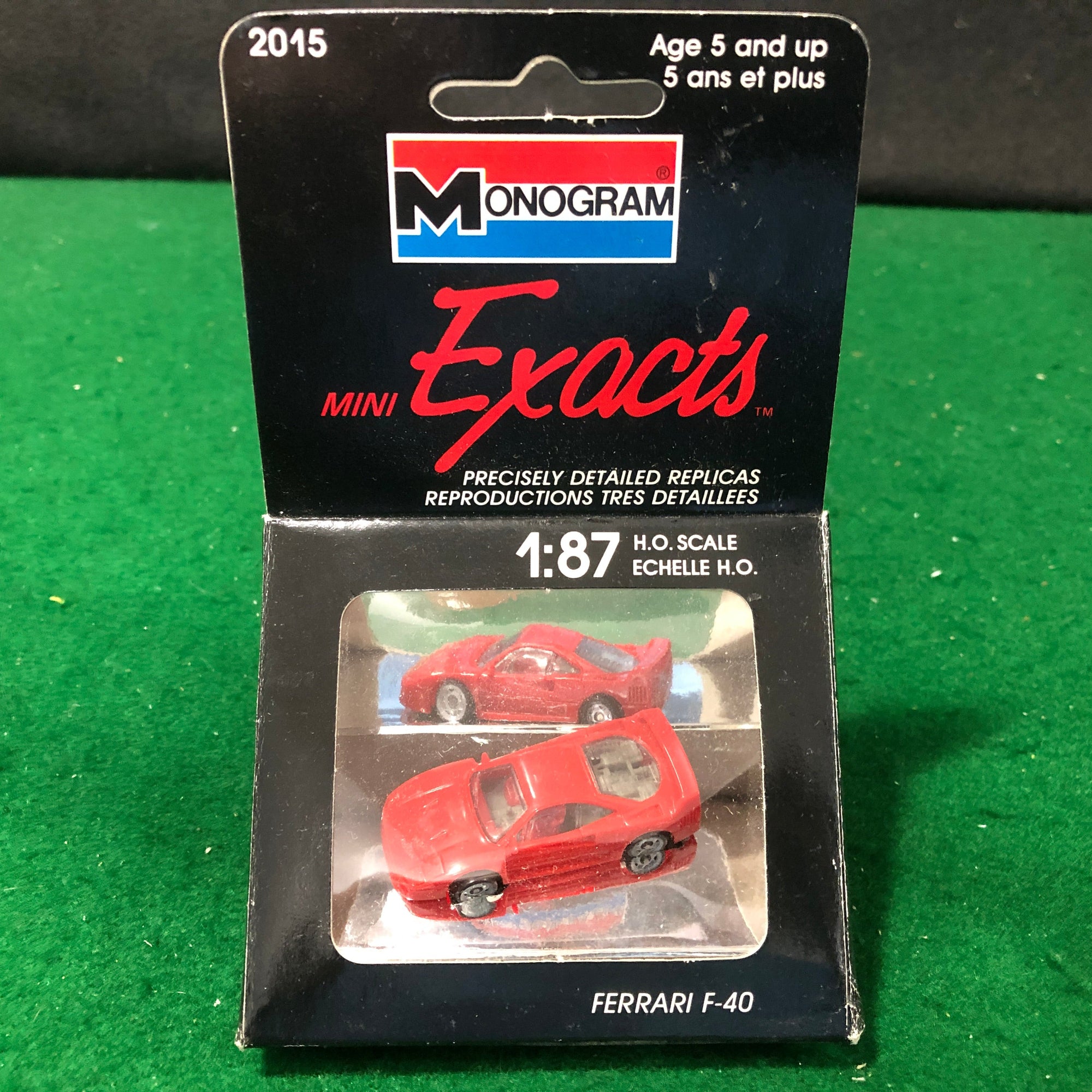 Ferrari F40 Red by Monogram 1:87 HO (2015)
