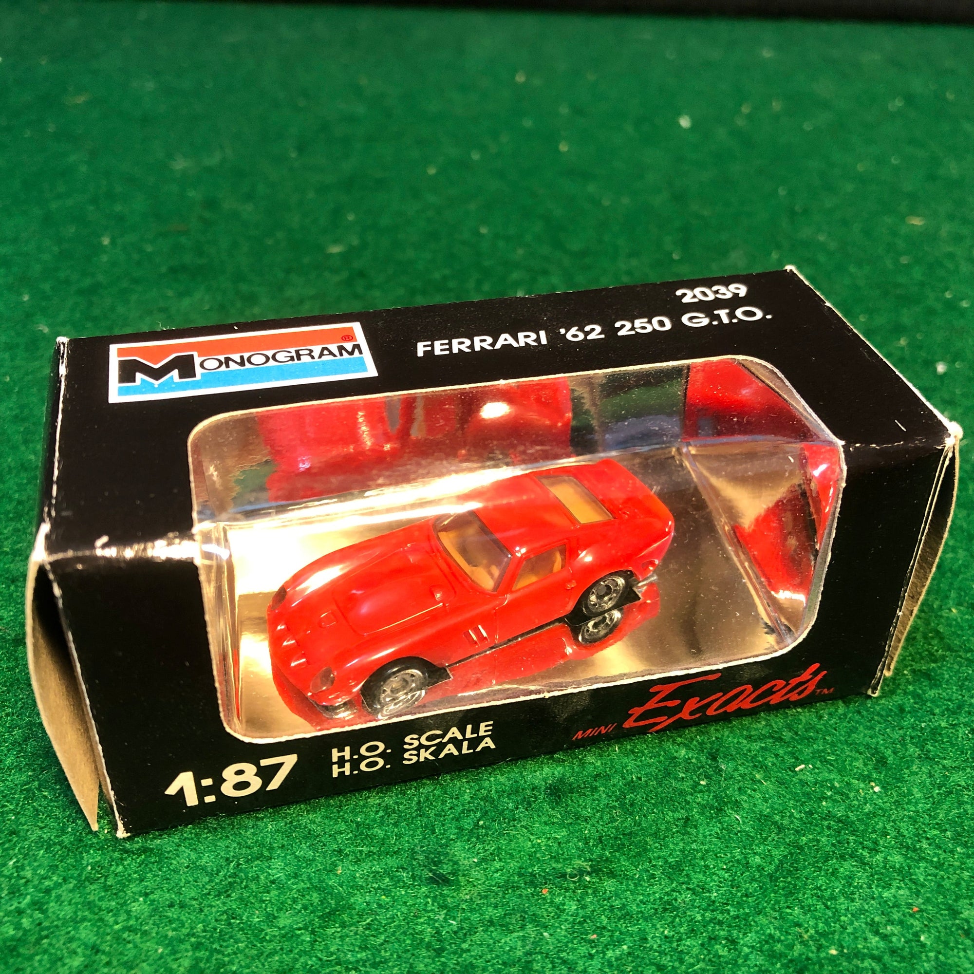 Ferrari 250 GTO Red by Monogram 1:87 HO (2039)