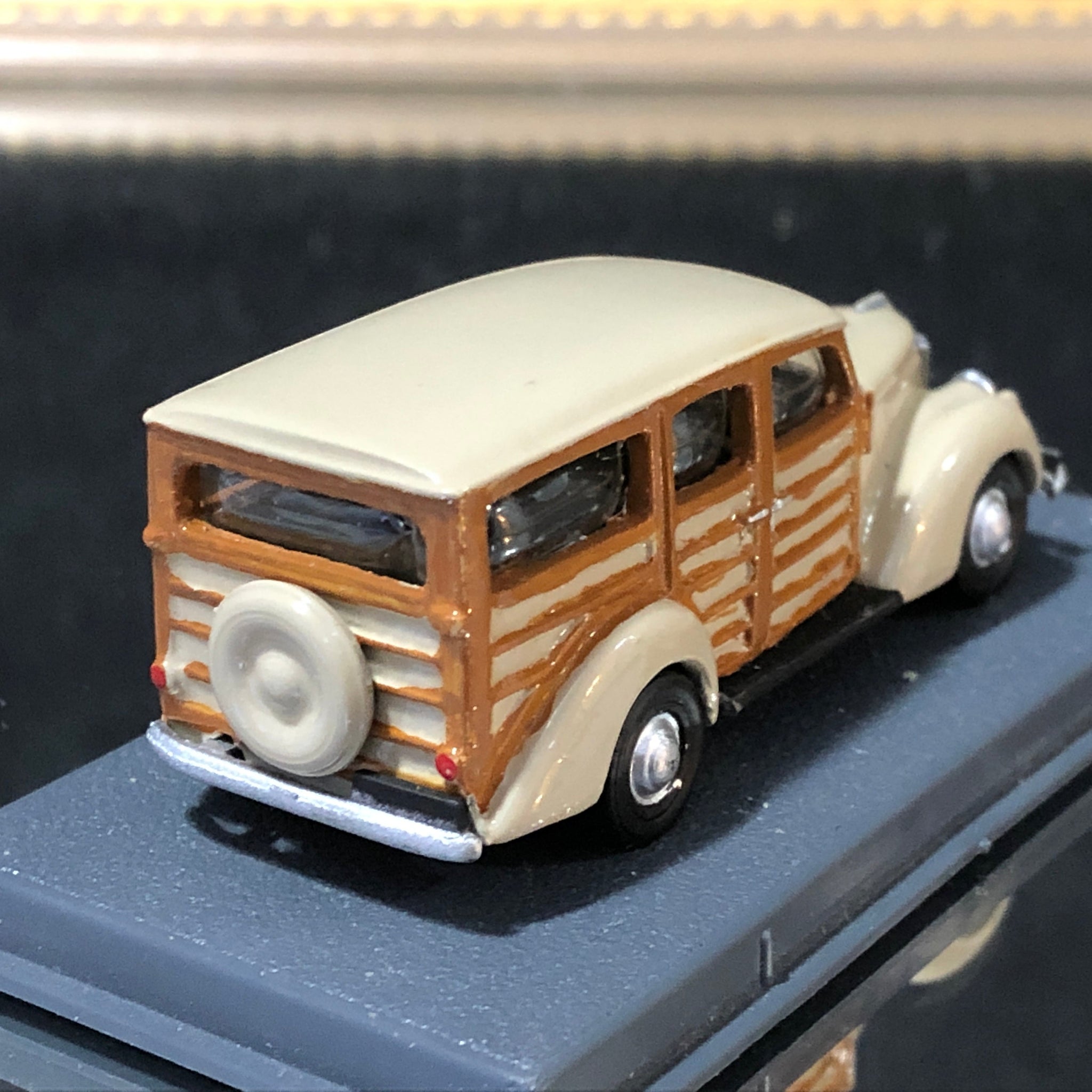 Ford V8 Beige Woody Utility Truck by Bellini Piccolino 1:76 (slc126/F)