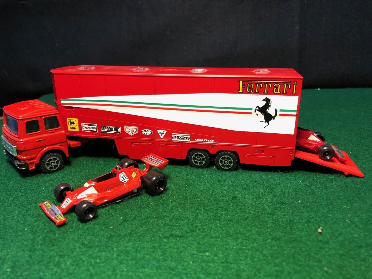 Ferrari Formula 1 Team Transporter & Cars 1:55 by Polistil (RJ101)