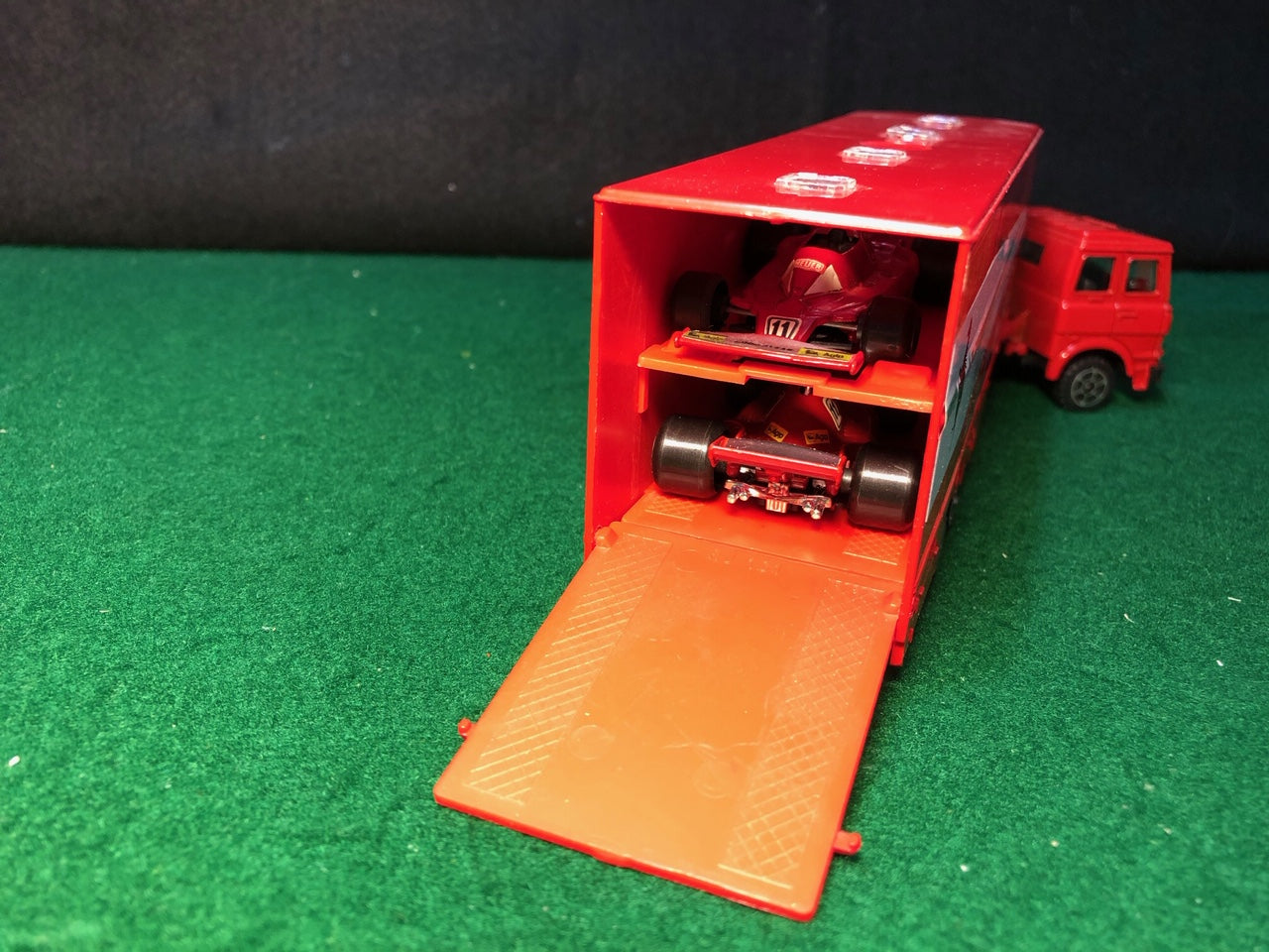 Ferrari Formula 1 Team Transporter & Cars 1:55 by Polistil (RJ101)
