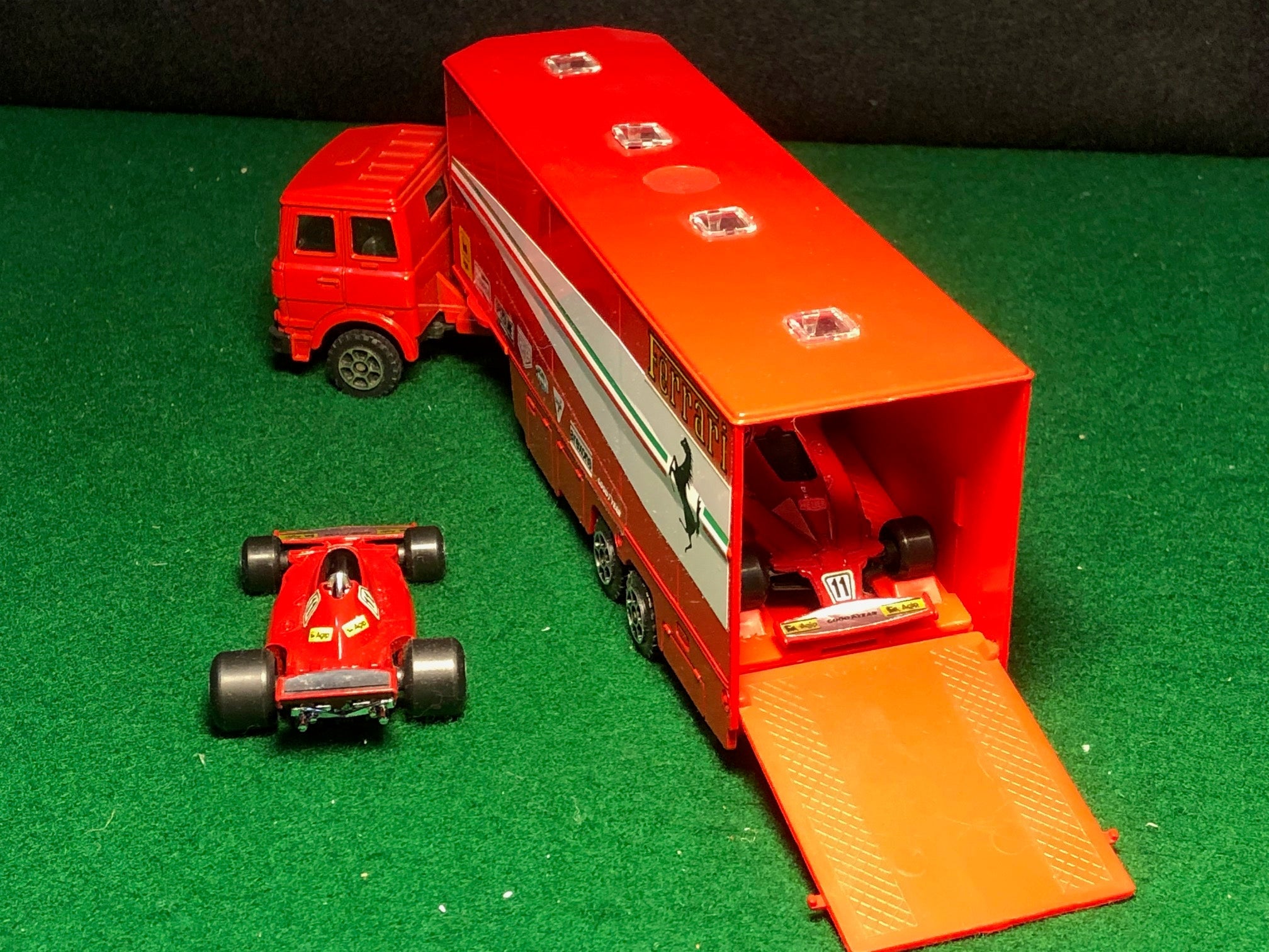 Ferrari Formula 1 Team Transporter & Cars 1:55 by Polistil (RJ101)
