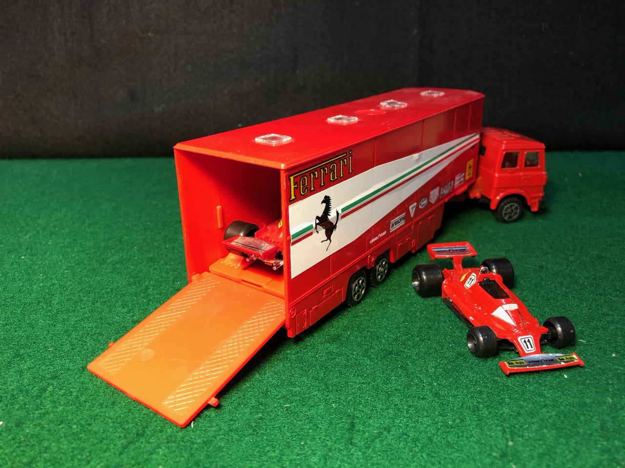 Ferrari Formula 1 Team Transporter & Cars 1:55 by Polistil (RJ101)
