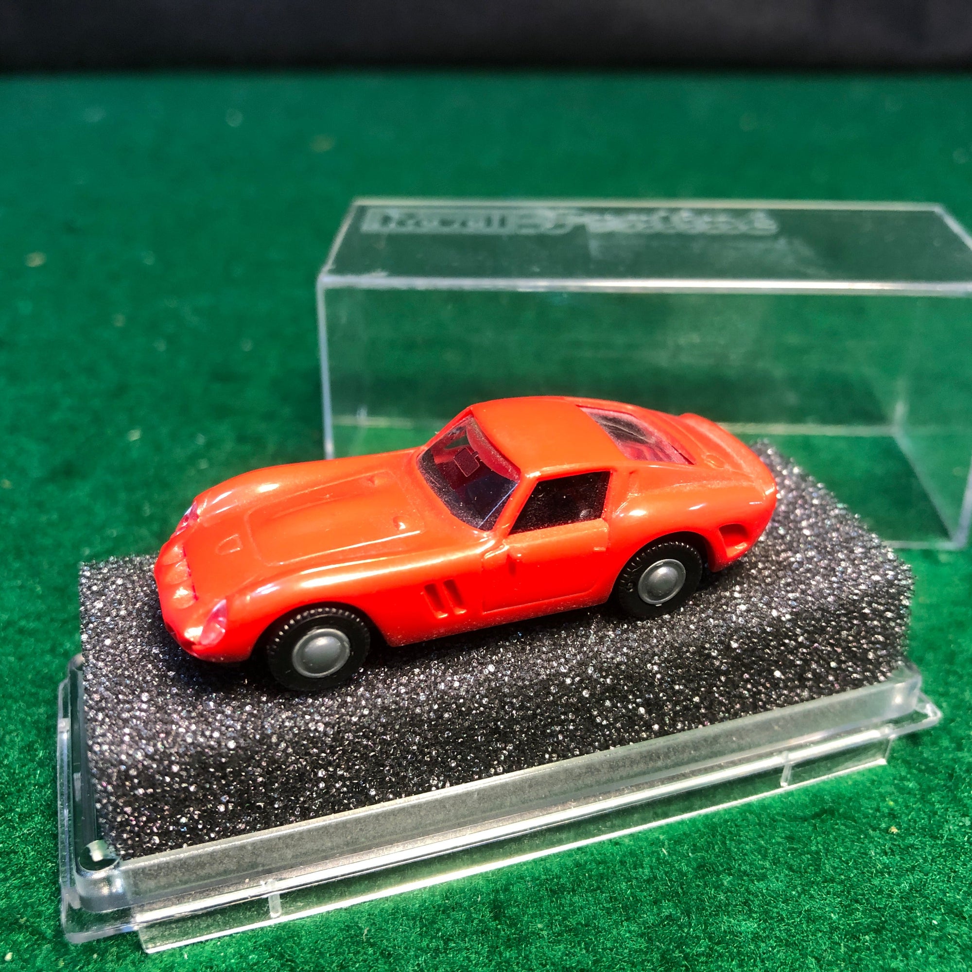 Ferrari 250 GTO Red by Revell Praline 1:87 HO (82600)