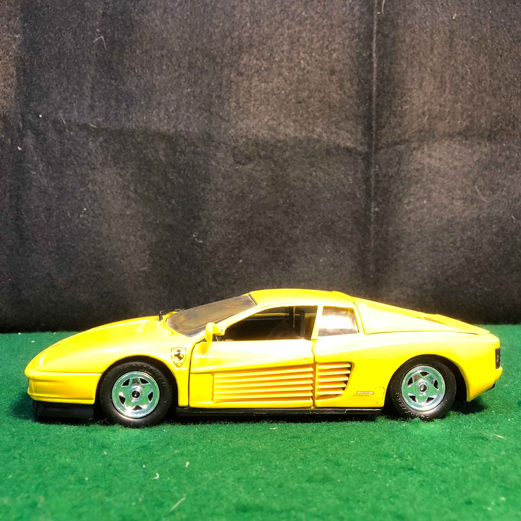Ferrari Testarossa Yellow by Revell 1:24 (8609)(No box)