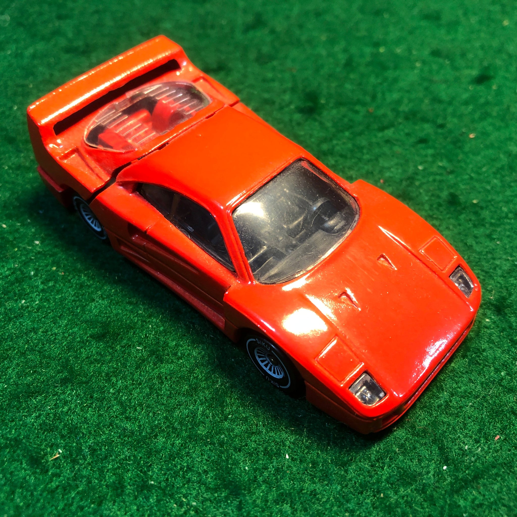 Ferrari F40 Red by Siku 1:55 (1075)(No box)