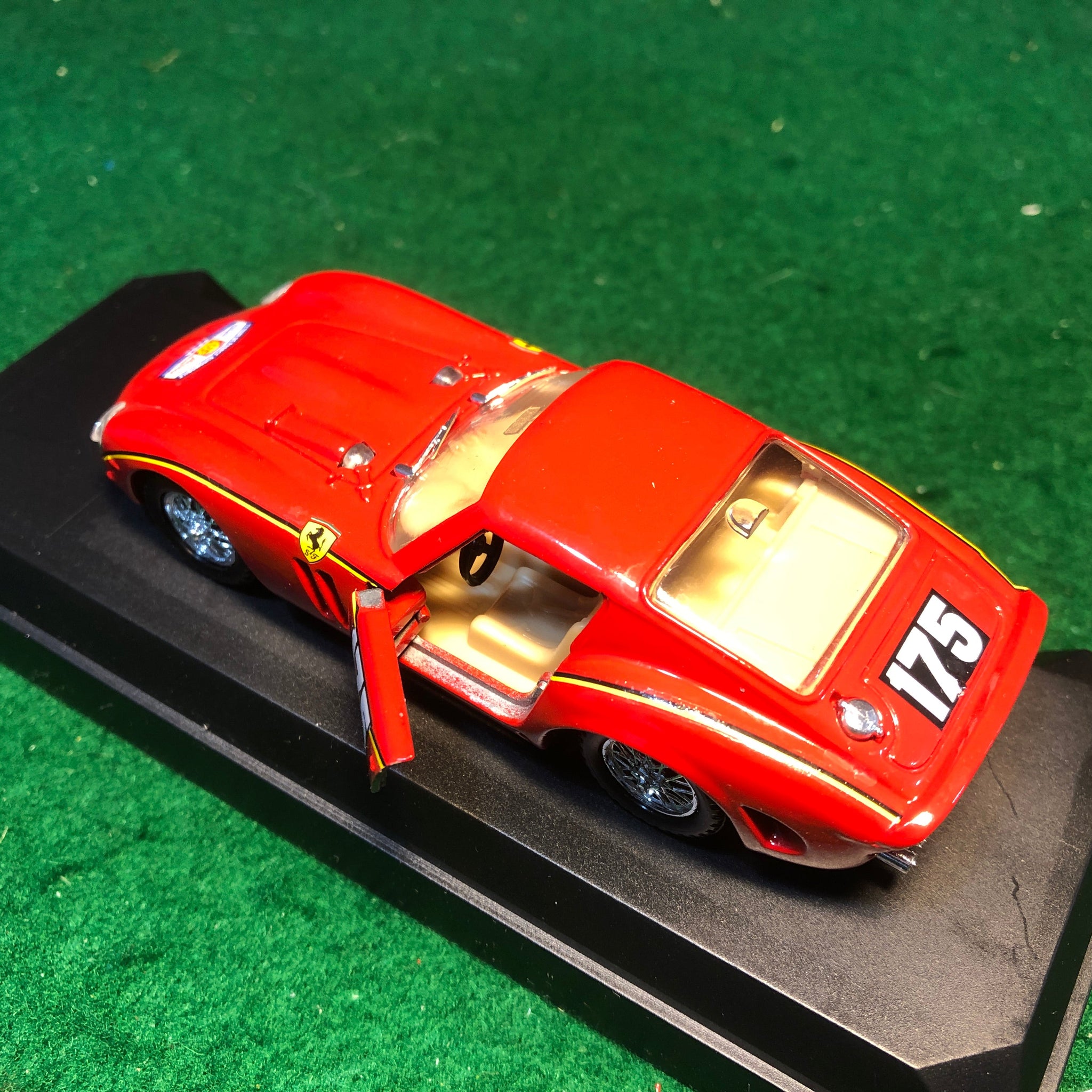 Ferrari 250 GTO 1964 Red N 175 by Solido 1:43 (1902)