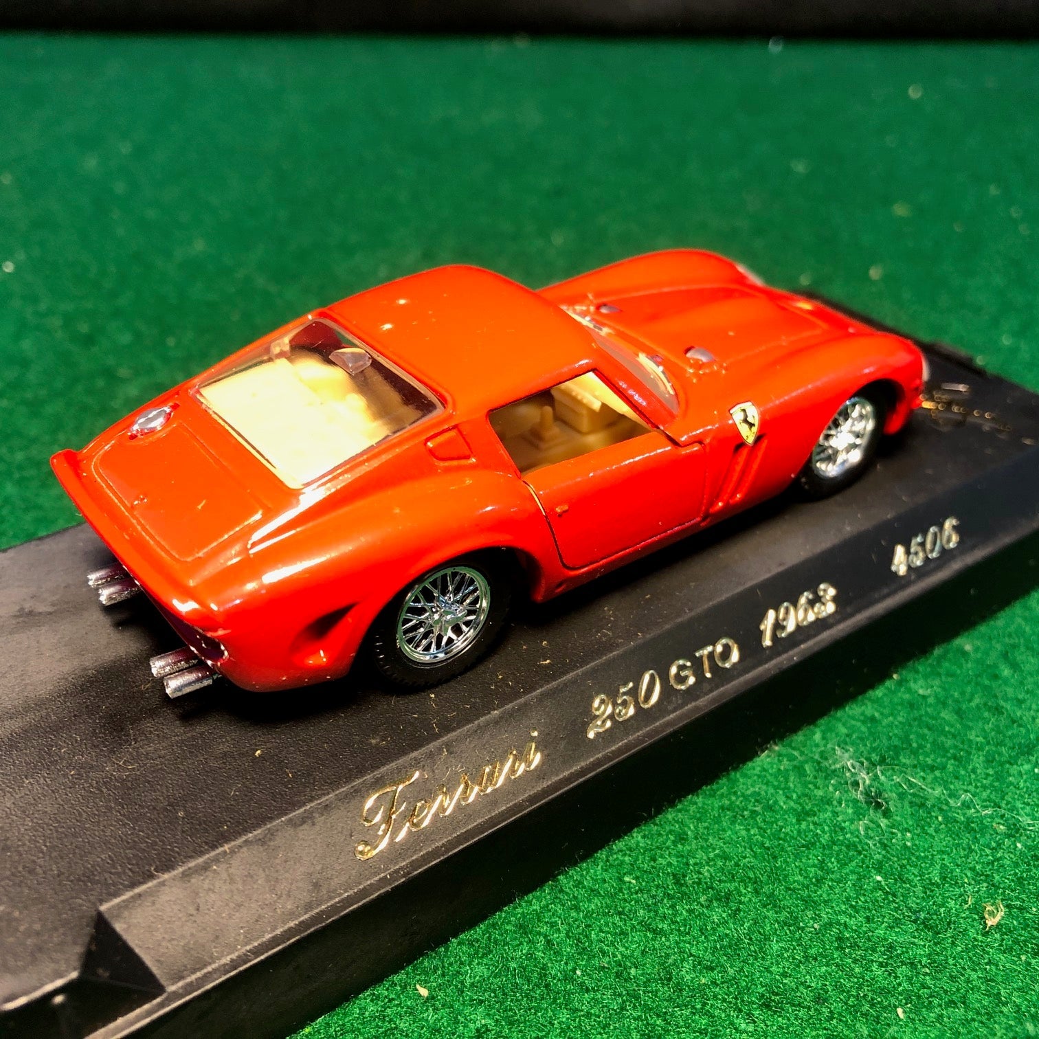 Ferrari 250 GTO 1964 Red by Solido 1:43 (4506)(Black base)