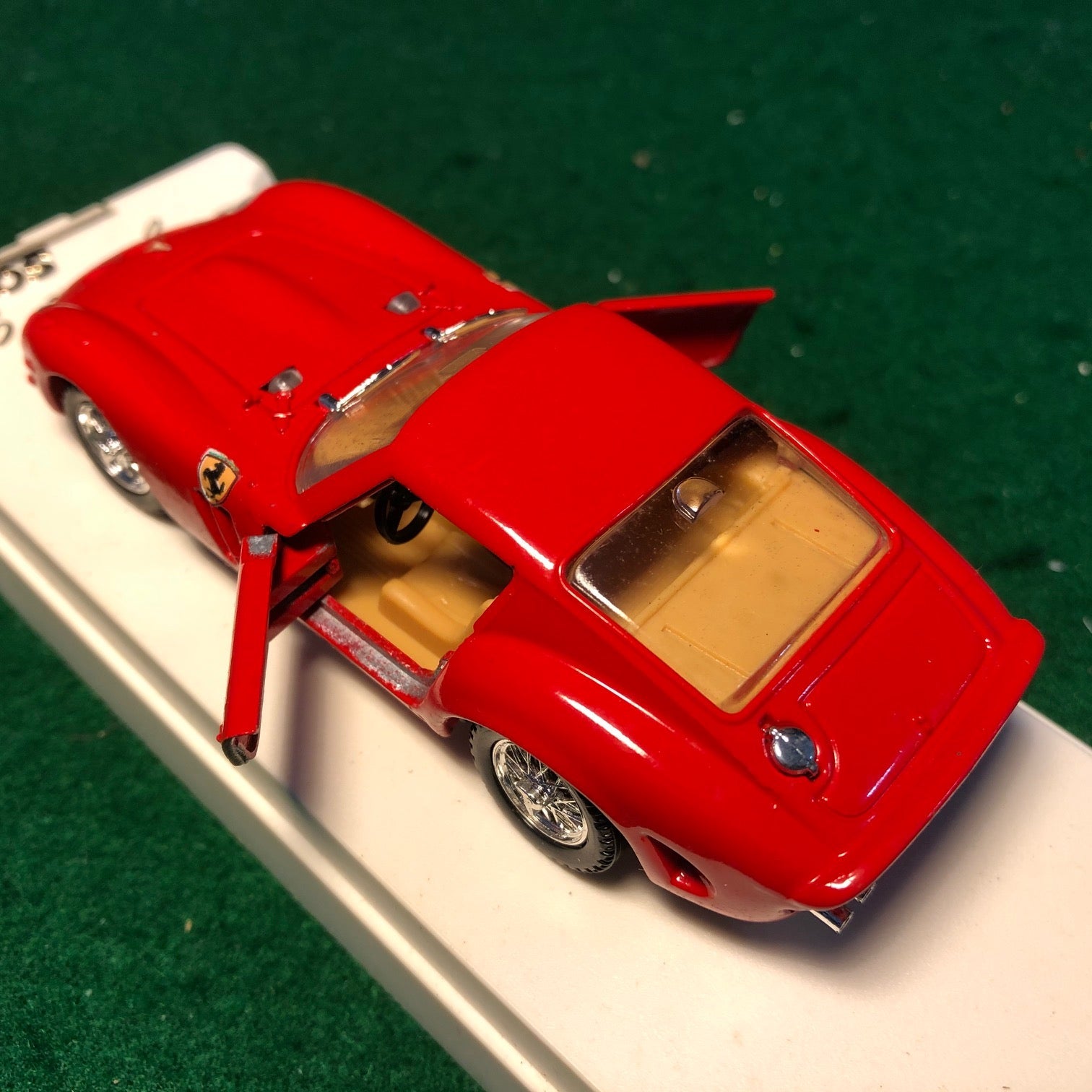 Ferrari 250 GTO 1964 Red by Solido 1:43 (4506)(White base)