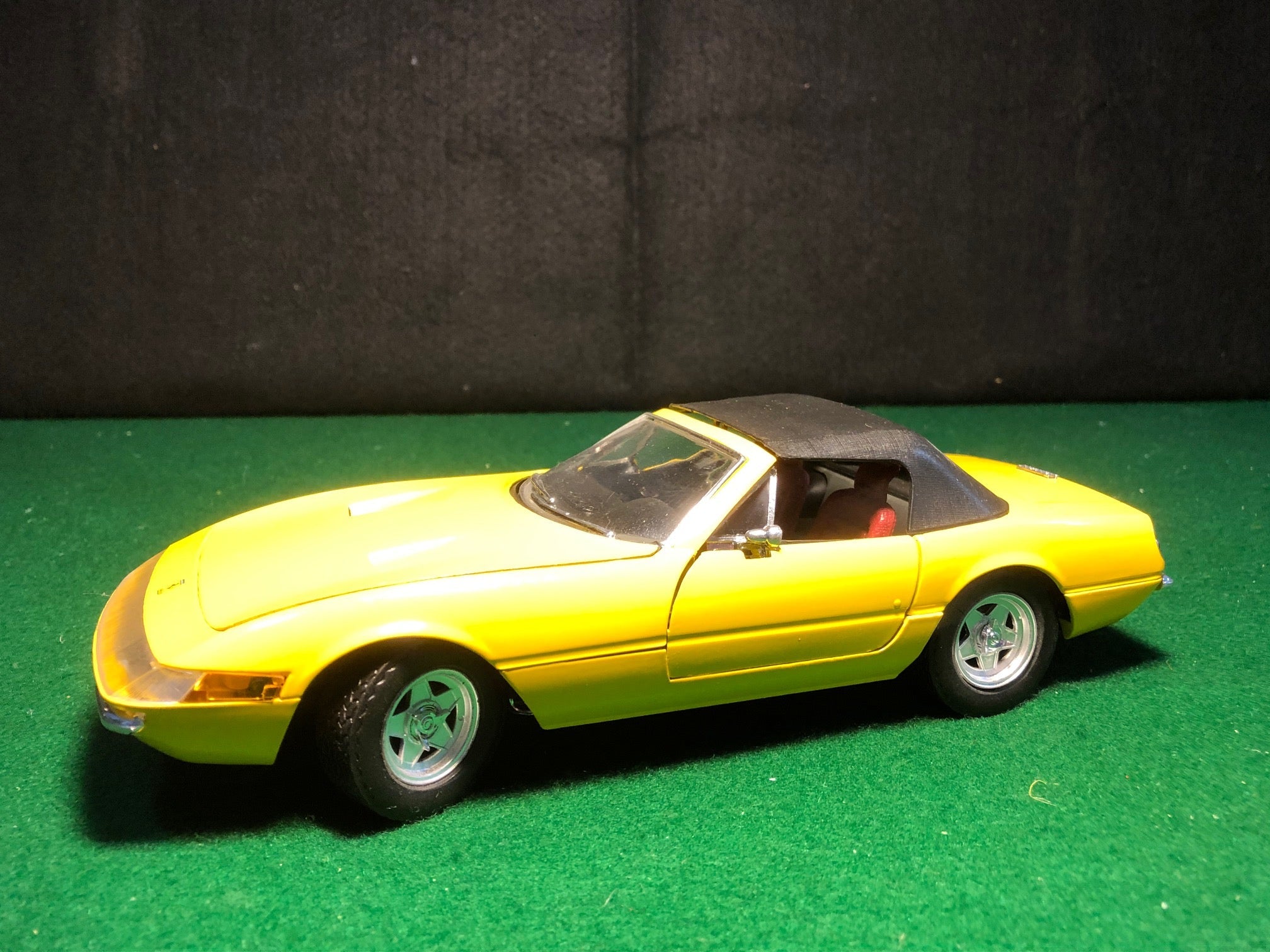 Ferrari 365 GTS Yellow Closed Top by Solido 1:18 (8018)