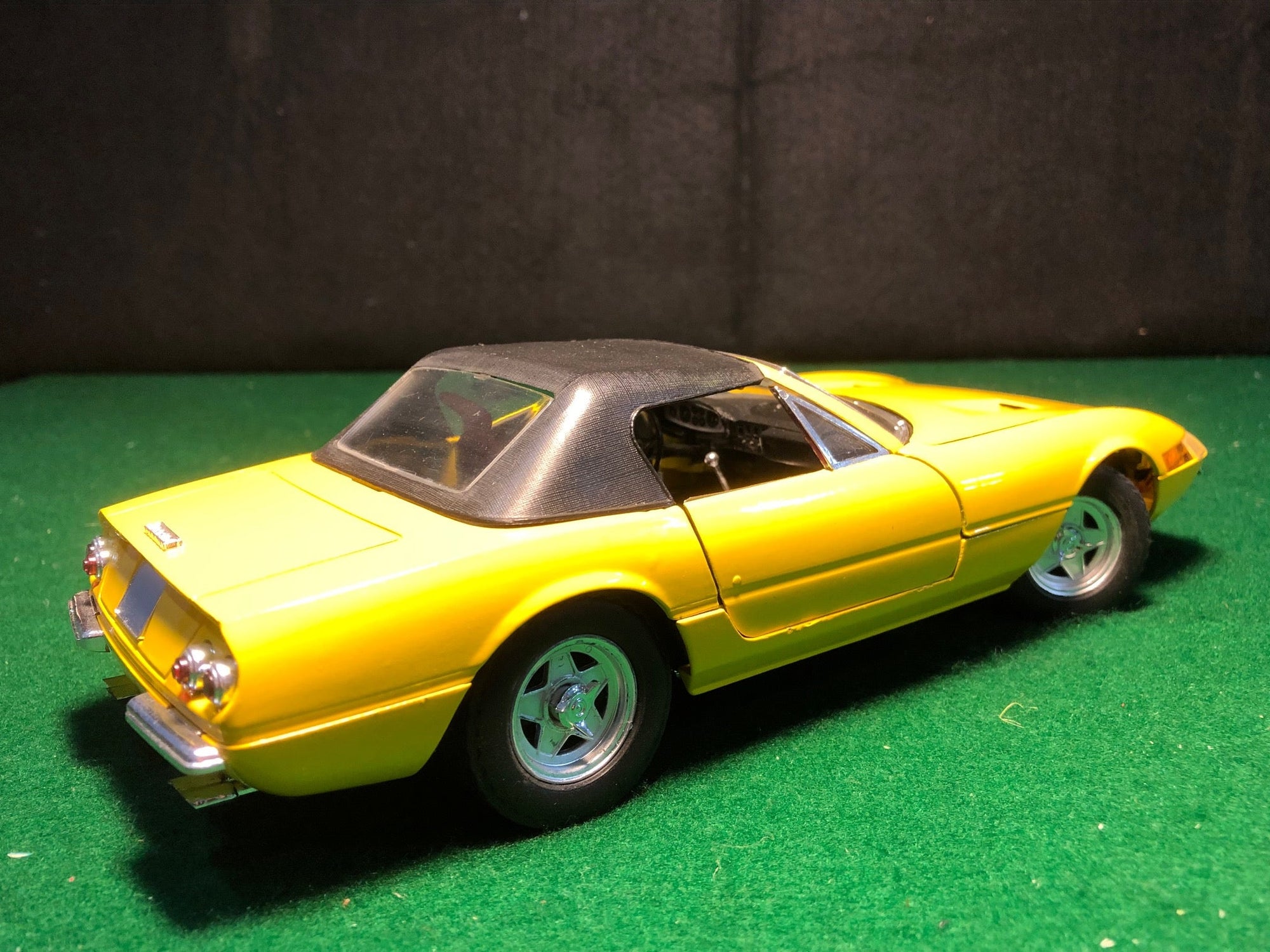 Ferrari 365 GTS Yellow Closed Top by Solido 1:18 (8018)