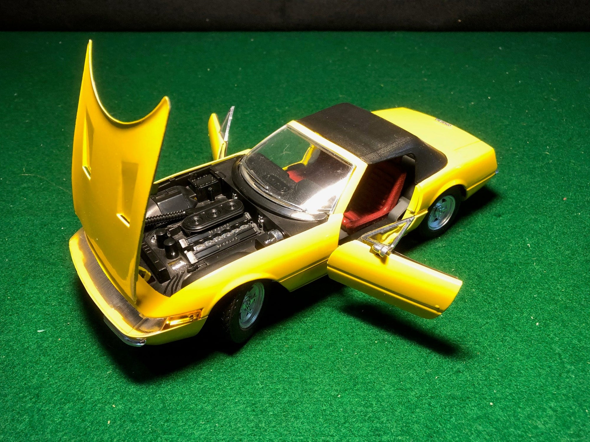 Ferrari 365 GTS Yellow Closed Top by Solido 1:18 (8018)
